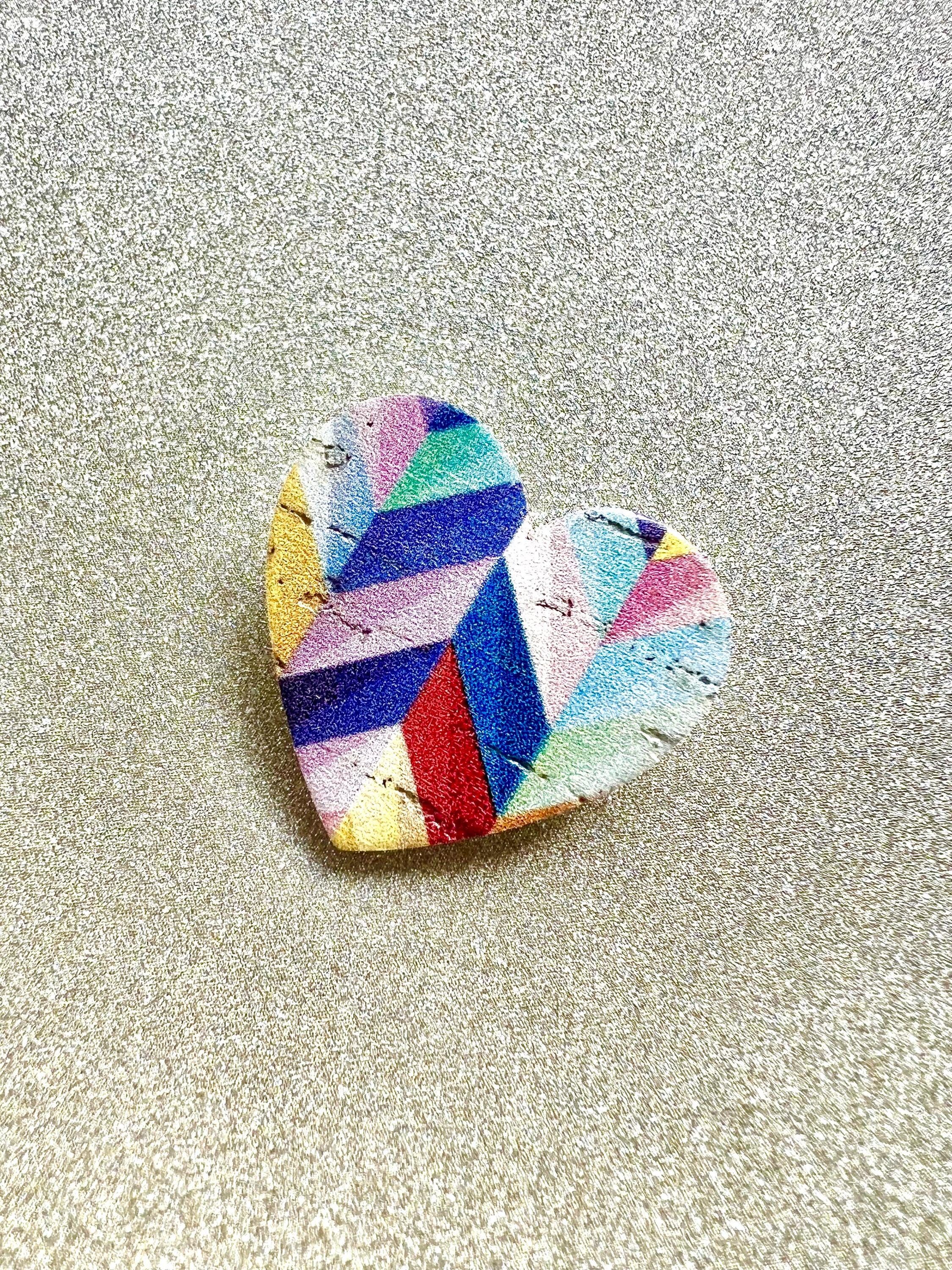 Broche en forma de corazón de corcho y cuero con estampado de espiga multicolor.