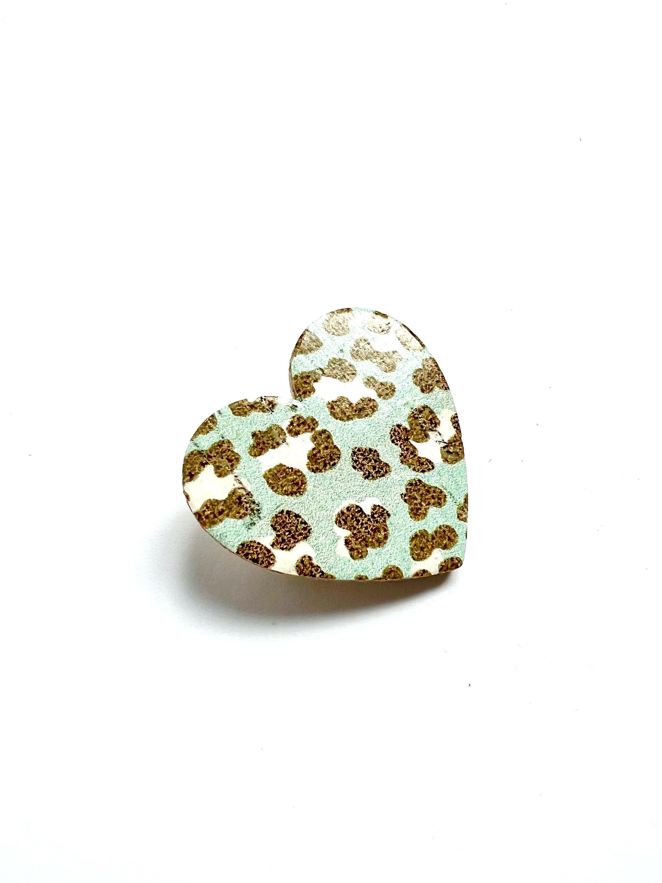 Broche de corazón de corcho y cuero con estampado de leopardo en color menta.