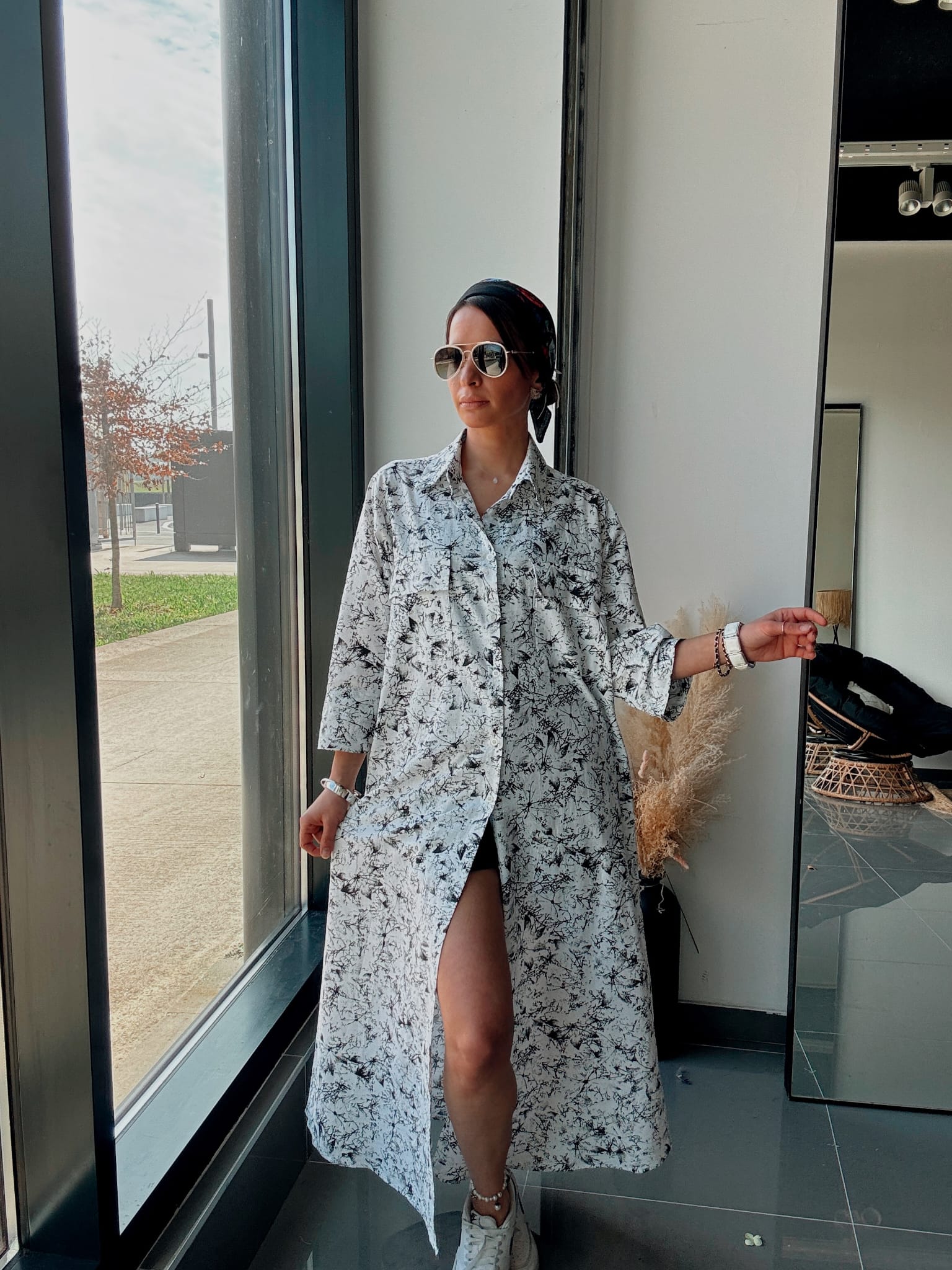Long, loose-fitting printed shirt dress – Casual chic & minimalist style