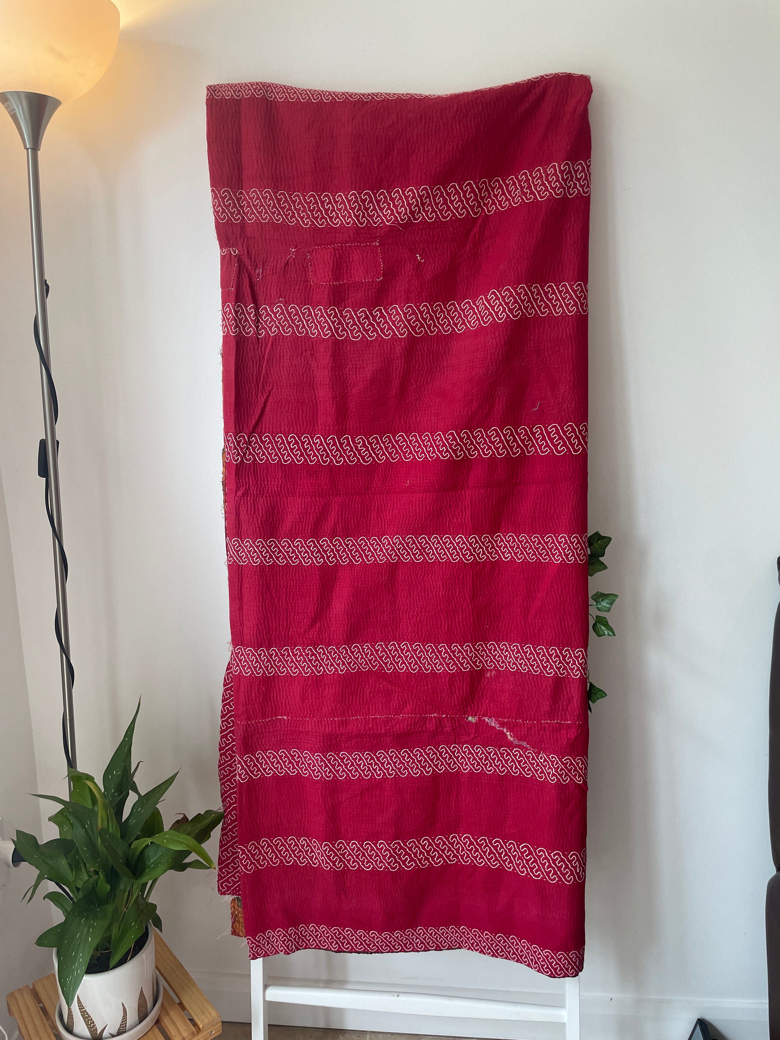 Colcha vintage bordada con Kantha