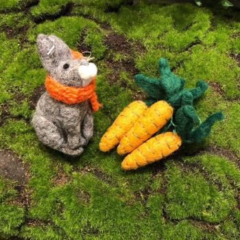 Lapin fait à la main avec décoration en feutre suspendue écharpe orange 3