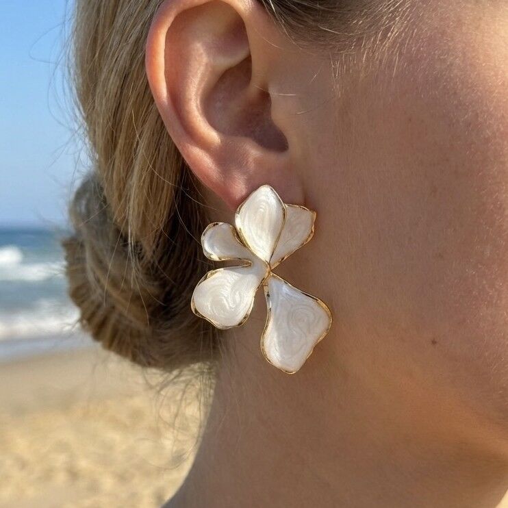 Mother-of-pearl flower earrings – gold finish