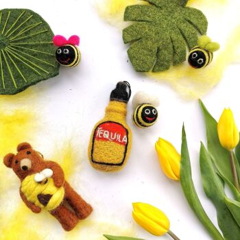 Décorations de Pâques en feutre à suspendre à la main Mini Groovy Bumblebees (sac de 3) 3