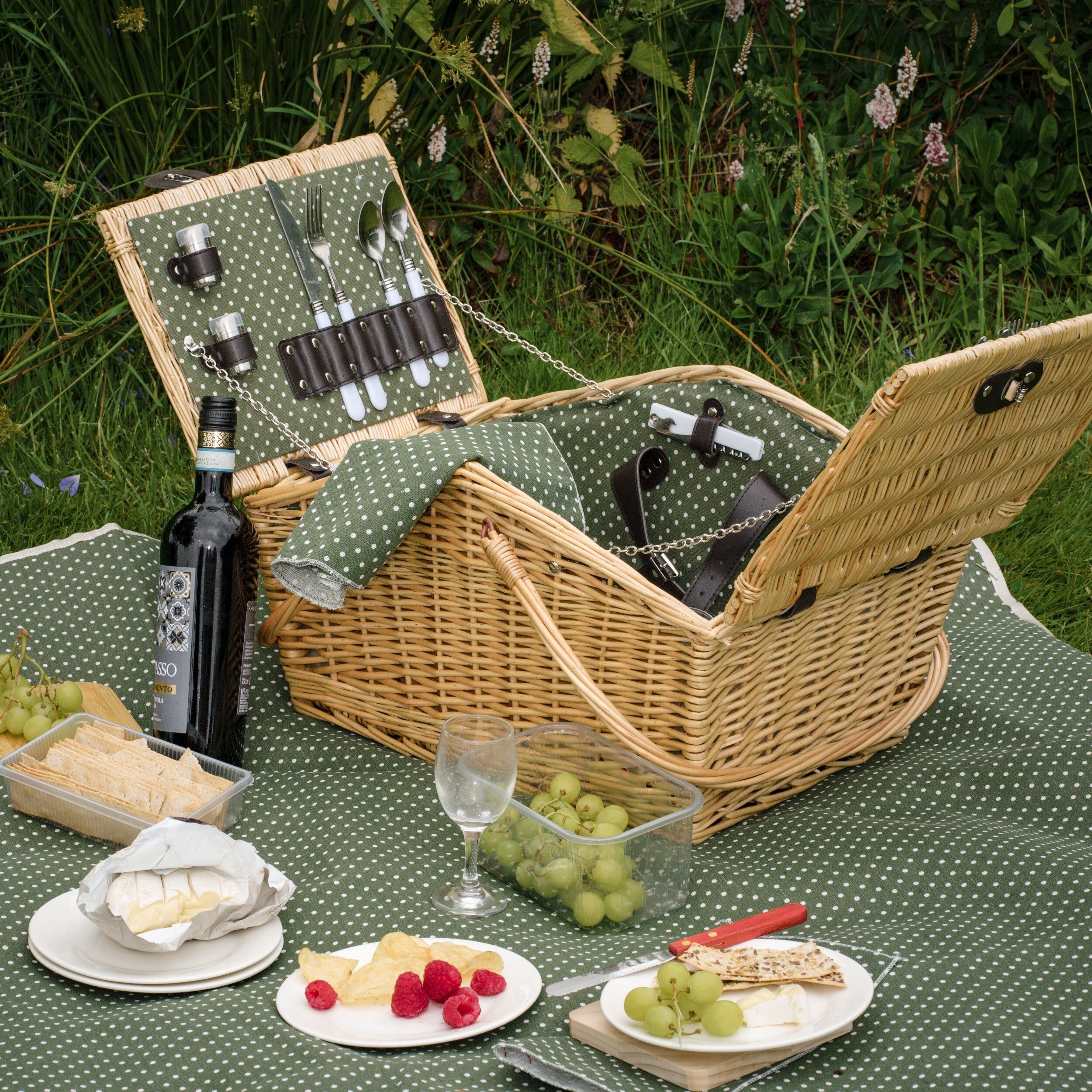 4 Person Natural Wicker Green Polka Dot Picnic Basket