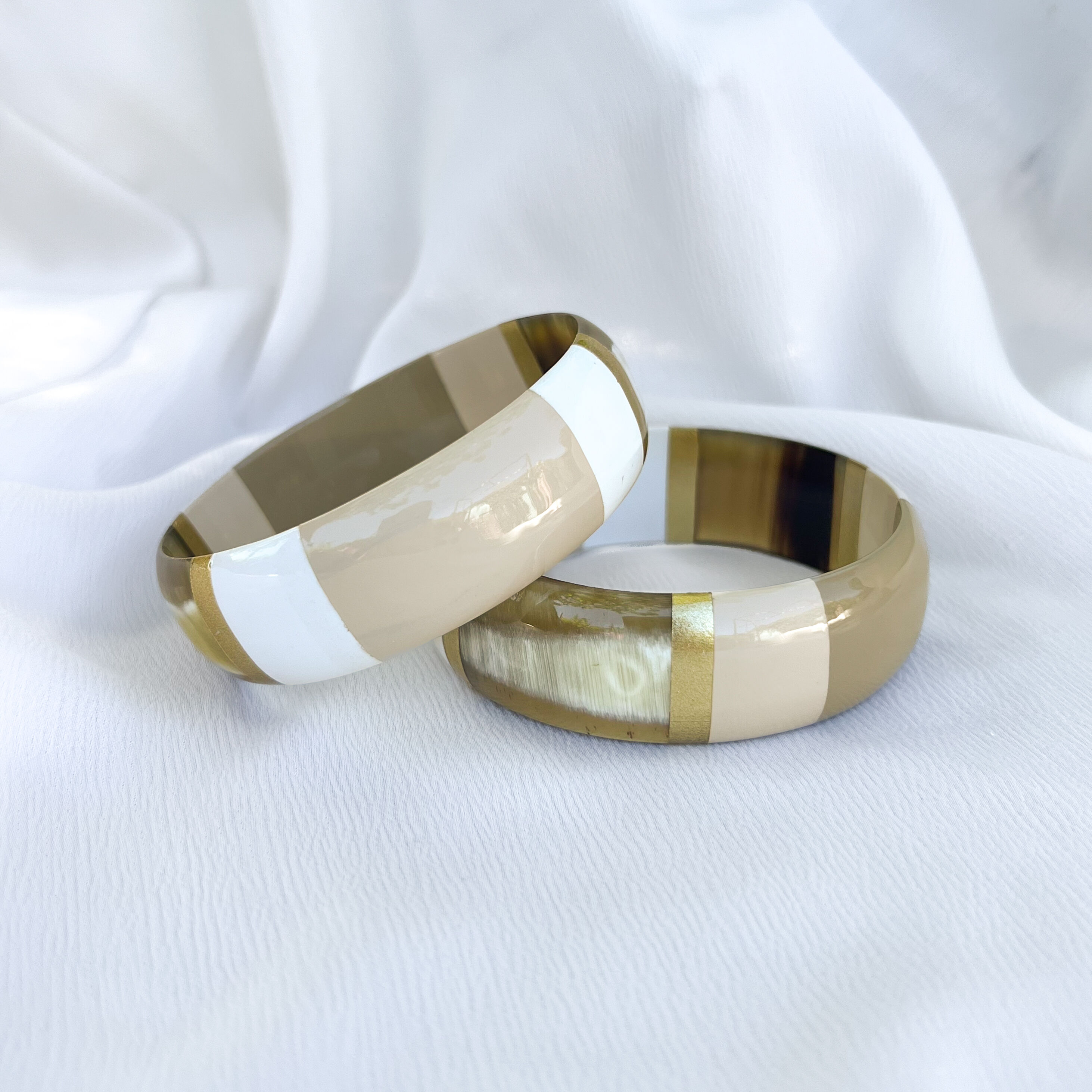 20mm | Multicolored cuff and gold buffalo horn details