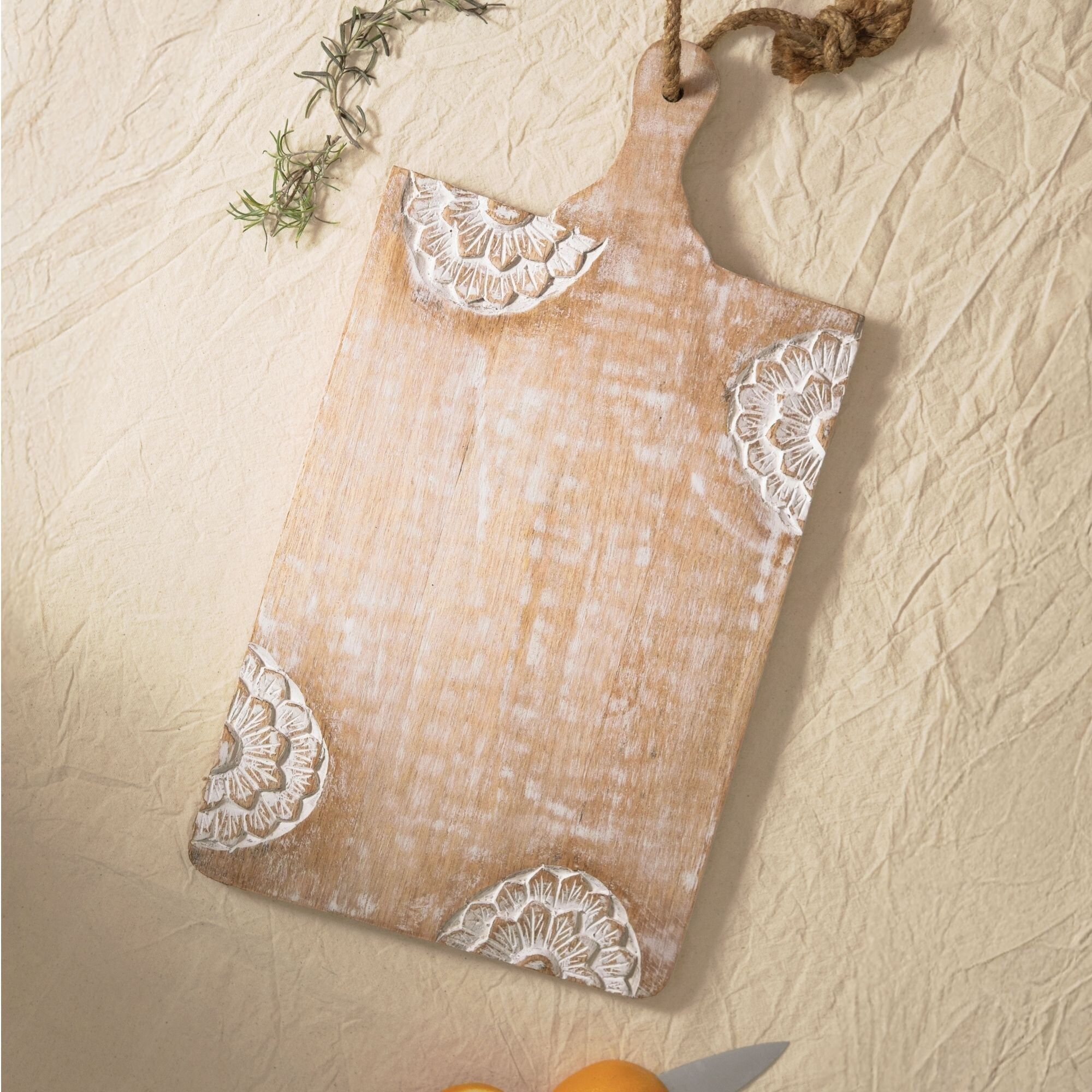 Handgeschnitztes Holzschneidebrett – Blumenmuster