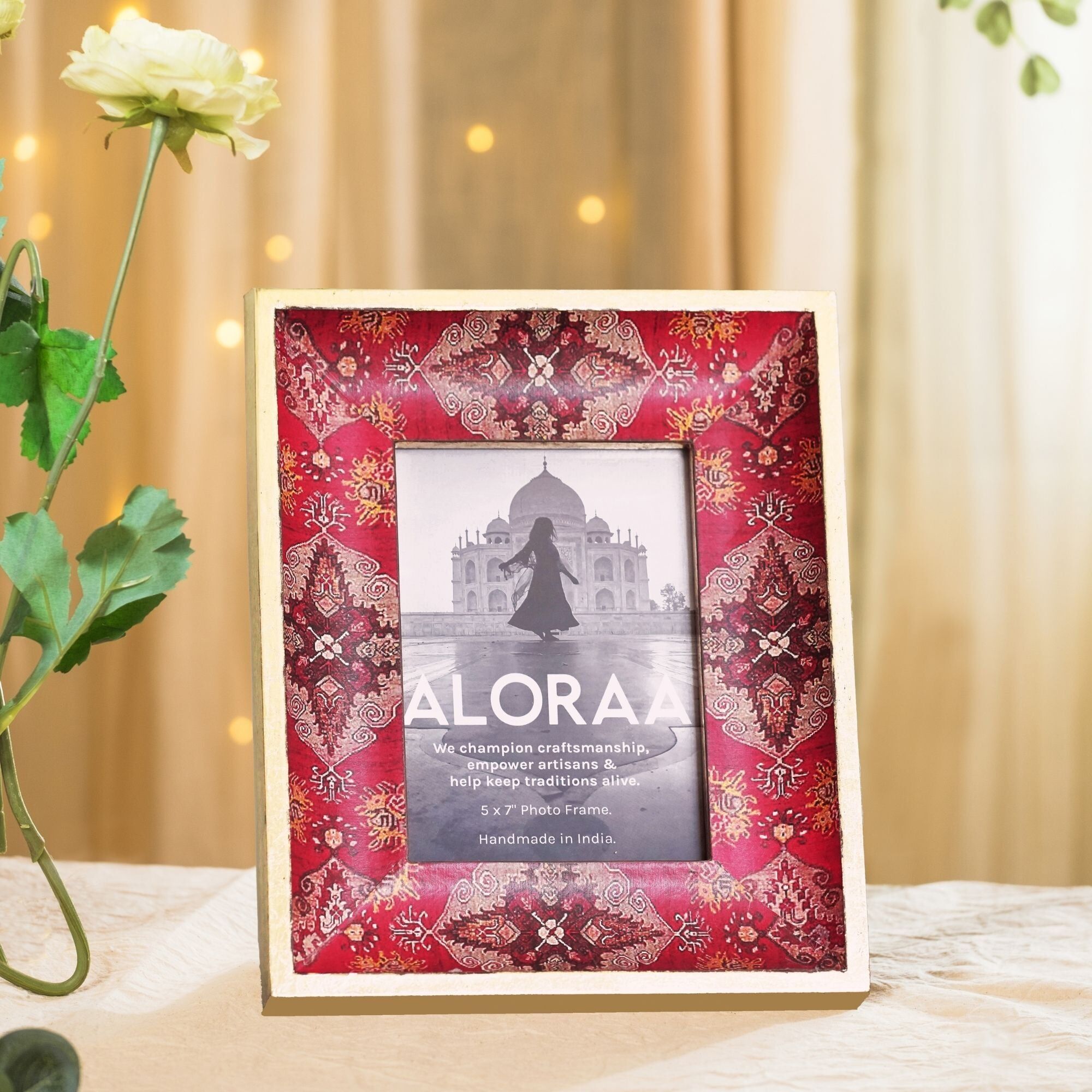 Roter und auffälliger, handgefertigter, persisch inspirierter Fotorahmen mit rustikalem Goldfinish