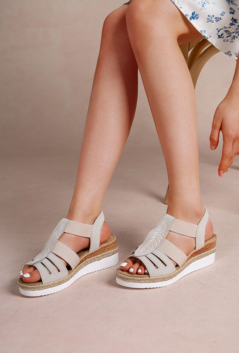 Sandalias de cuña con bordado de plumas