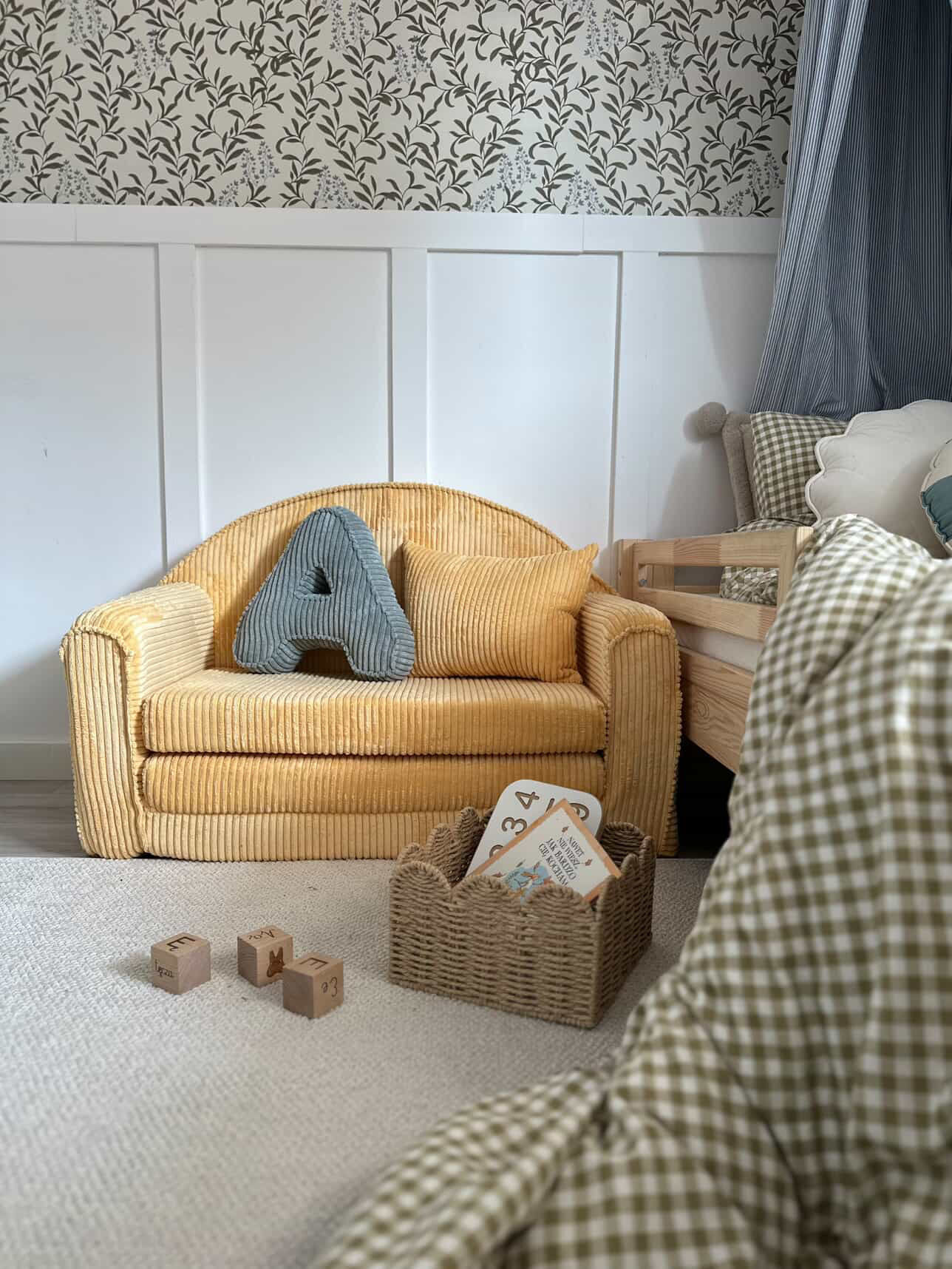 Sandgelbes, ausklappbares Mini-Sofa aus Cord