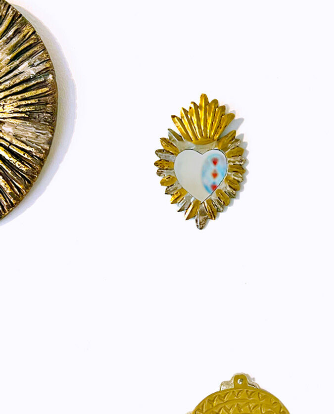 Herzförmiger Spiegel mit Gold- und Silbersplittern