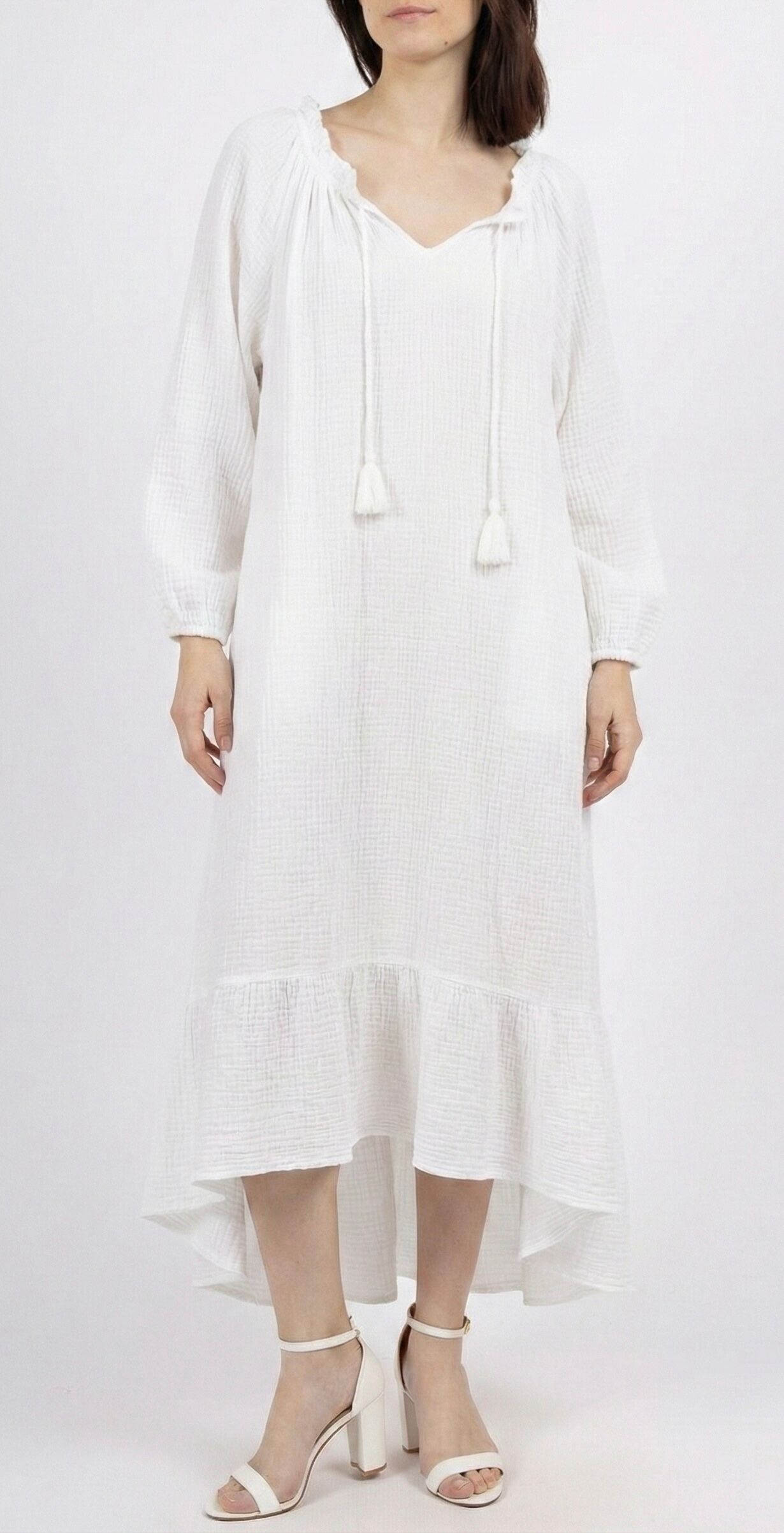Bohemian long-sleeved dress in cotton gauze with a gathered V-neck and tie closure finished with tassels.