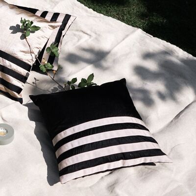 Housse de coussin en soie noire