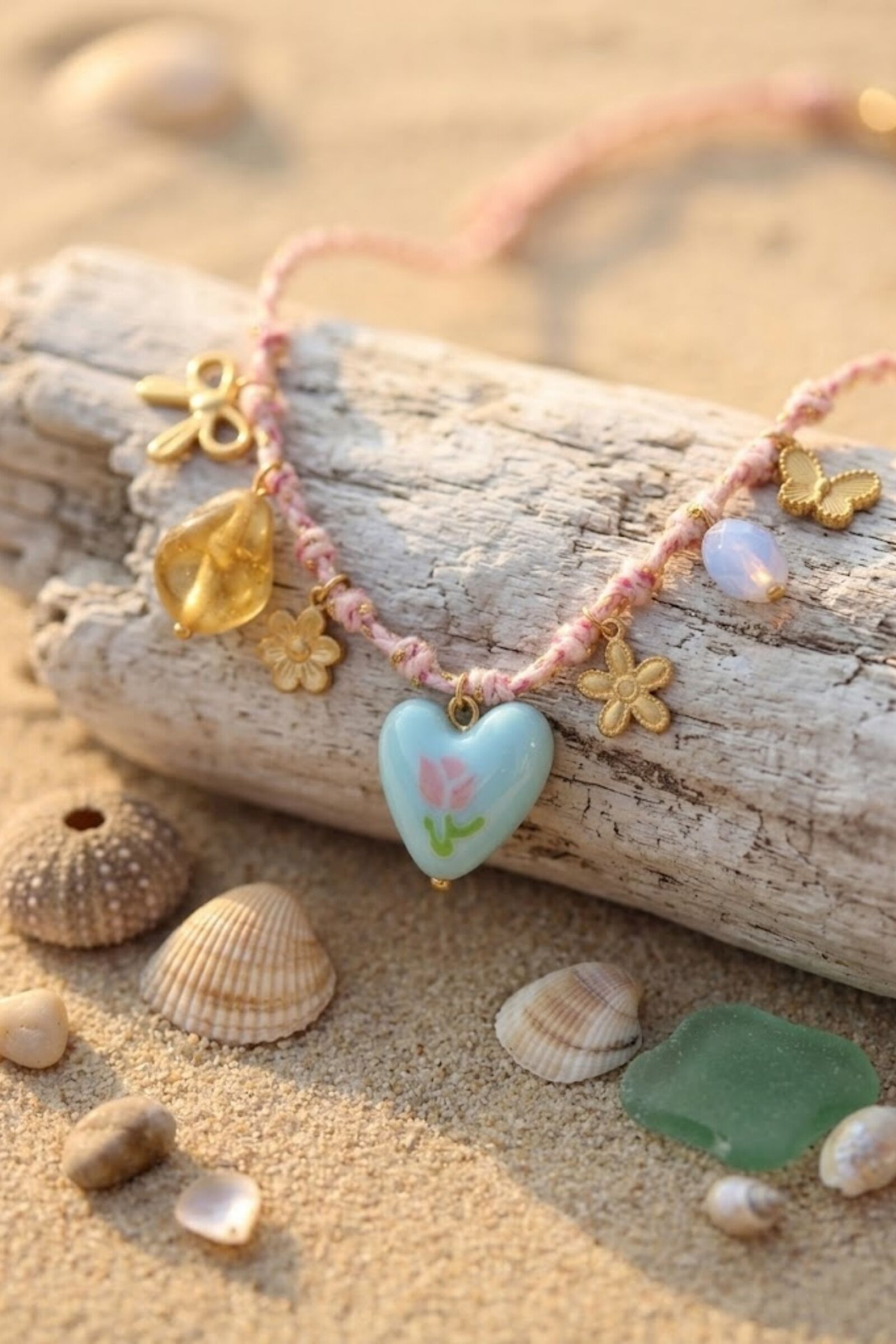 Collier cœur en céramique émaillé – cordon rose et charms dorés