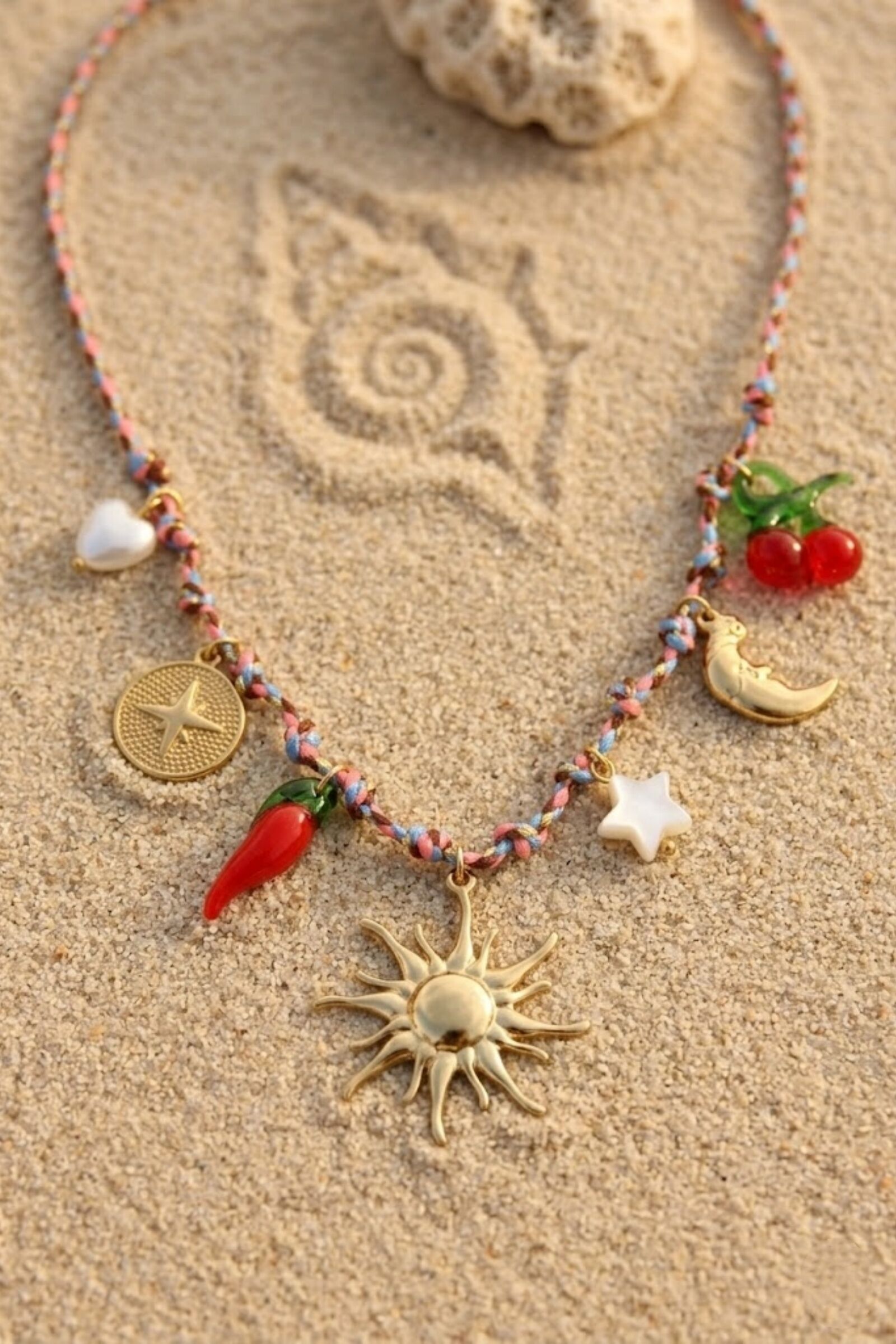 Collier soleil doré et charms émaillés – cordon tressé coloré