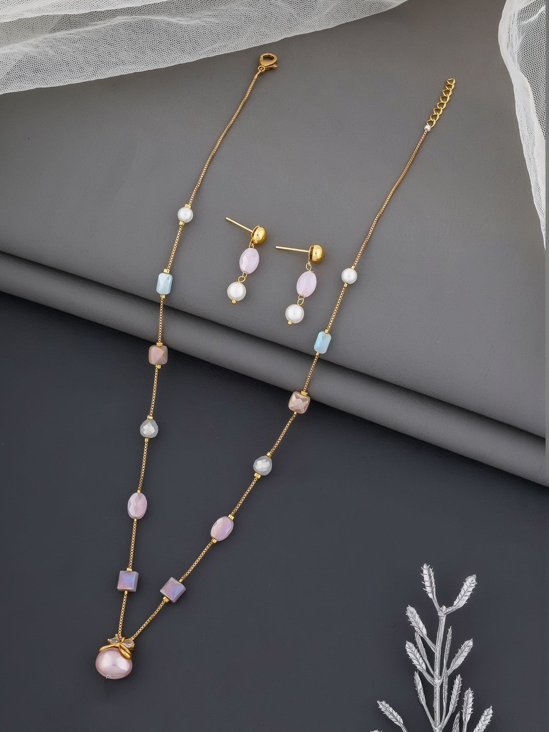 Brass Gold-Plated Necklace – Fashion Jewelery – Gold-Plated Brass with Crystals