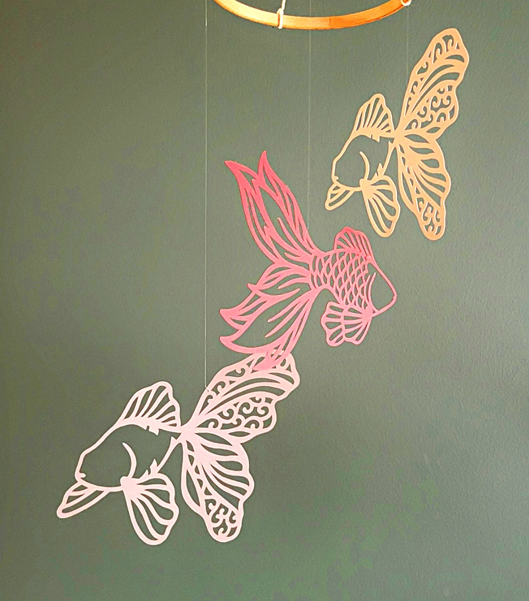 Pesci pendenti realizzati con pizzo di carta riciclata