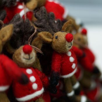 Rudolph de Noël biodégradable en feutre fait à la main dans sa décoration suspendue de pull de Noël 2