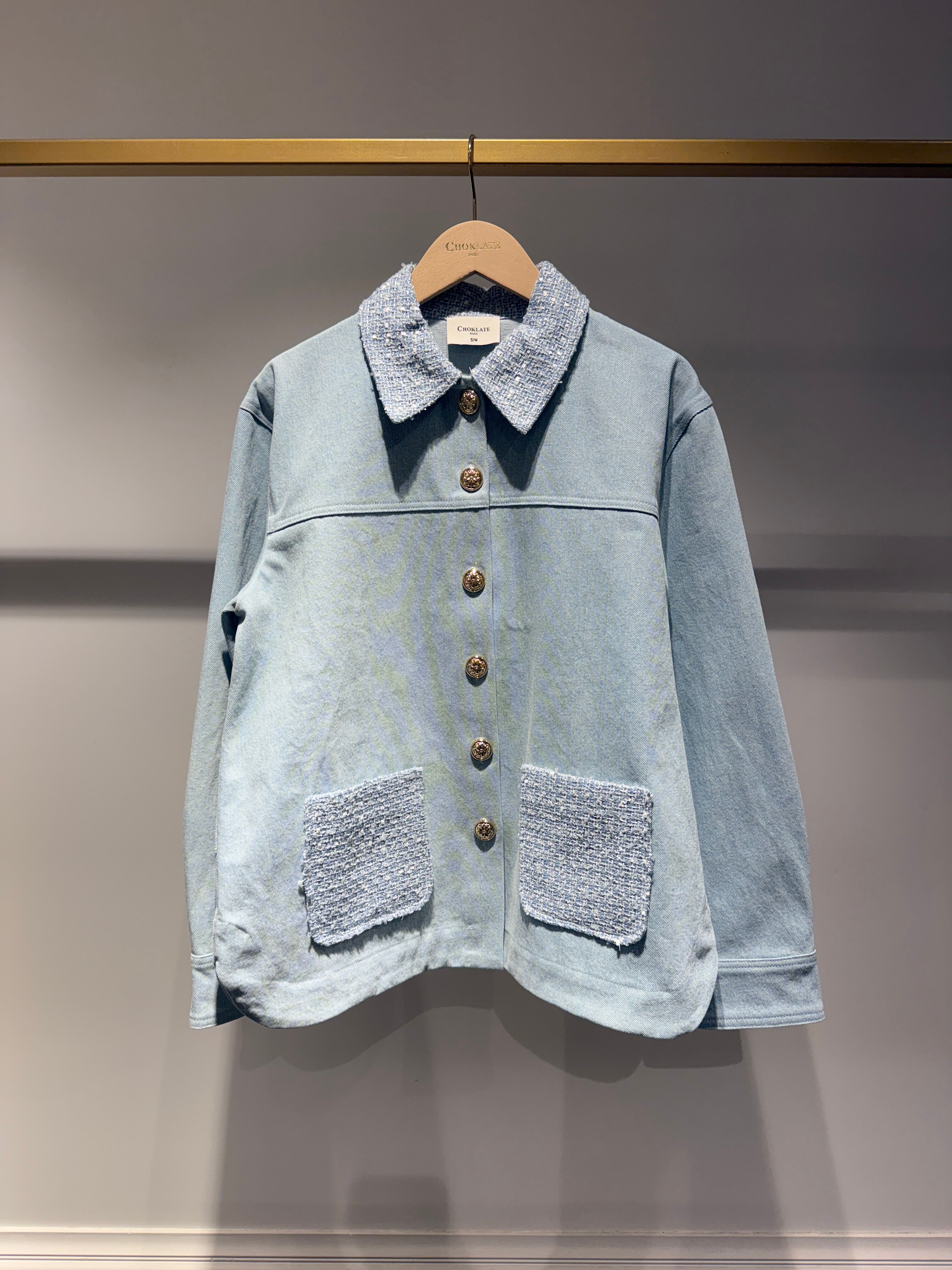 Estas chaquetas vaqueras con detalles de tweed