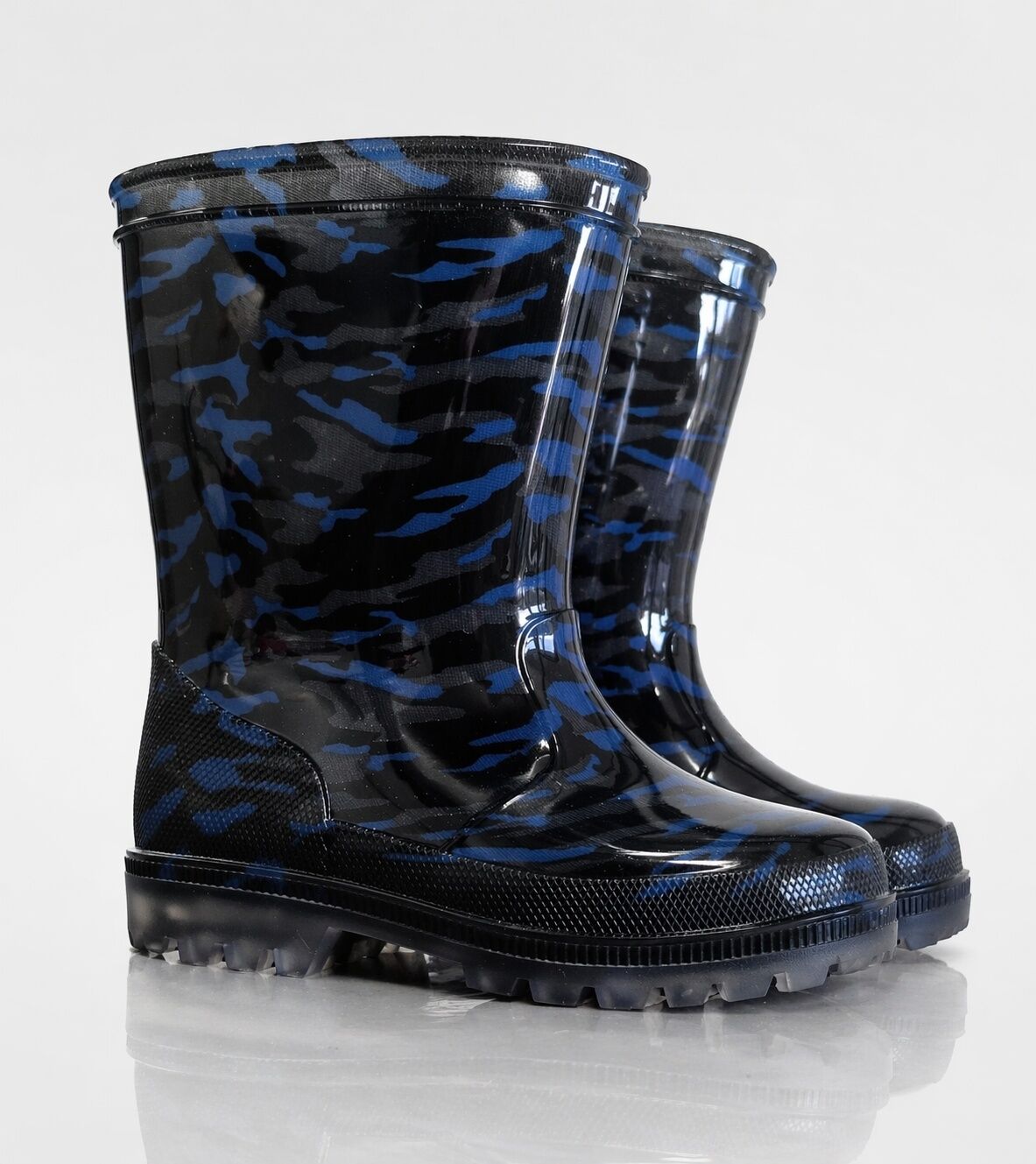 Botas de agua infantiles Gevavi con diseño de camuflaje y luces LED en la suela.