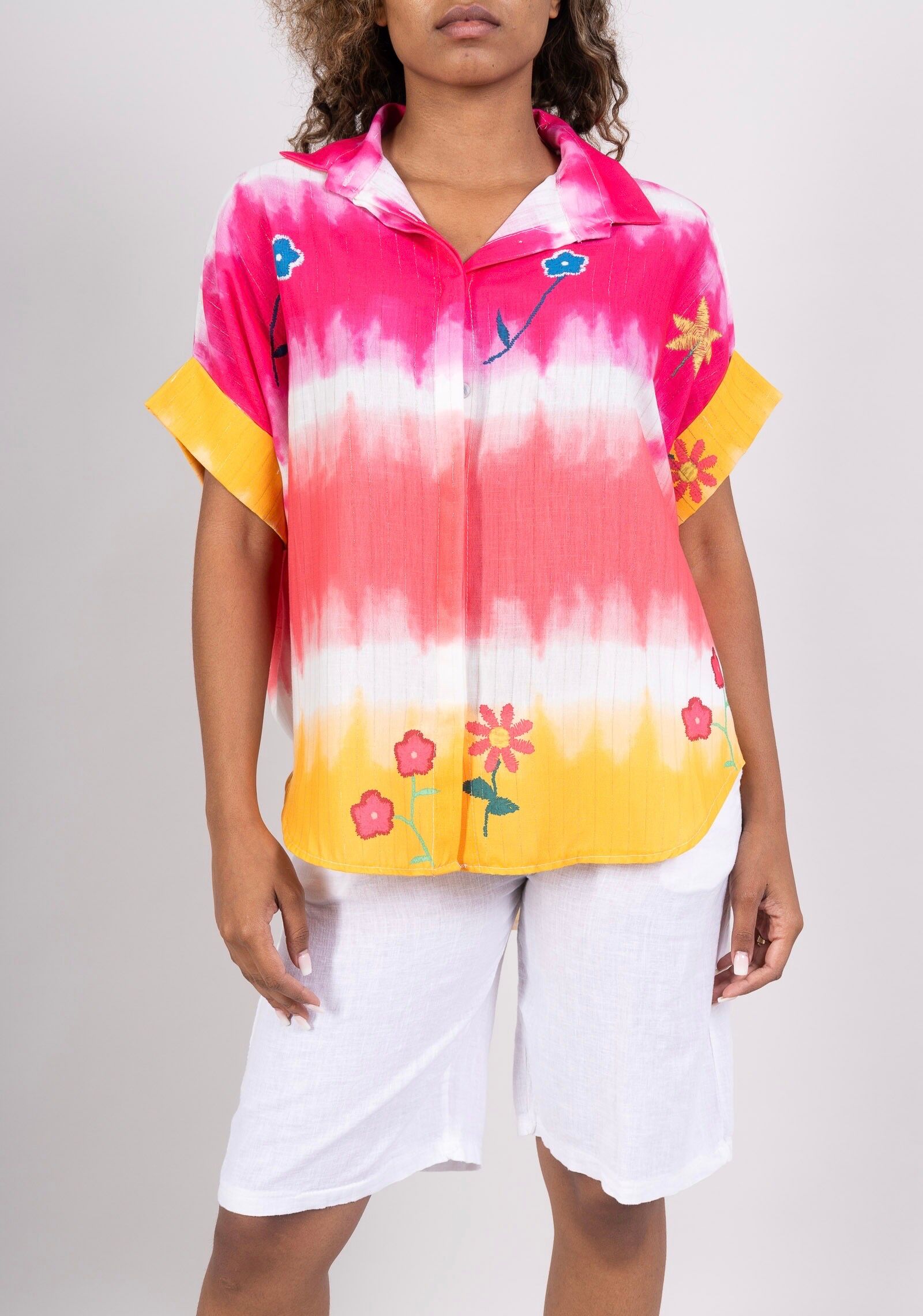 Loose-fitting, short-sleeved shirt with a floral print gradient pattern and thin silver-trimmed stripes