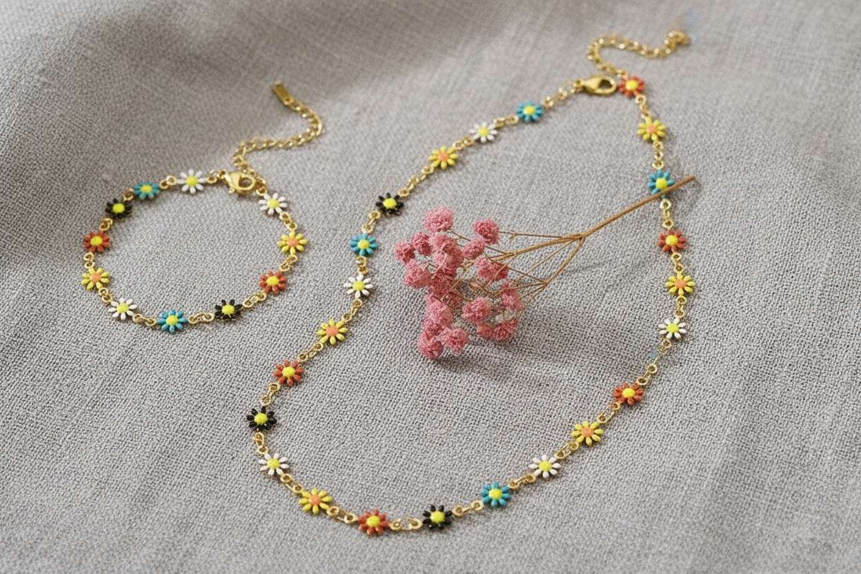 Set di gioielli in stile bohémien composto da collana regolabile con perline a forma di fiore e bracciale abbinato, in acciaio inossidabile placcato oro 18 carati, impermeabile.