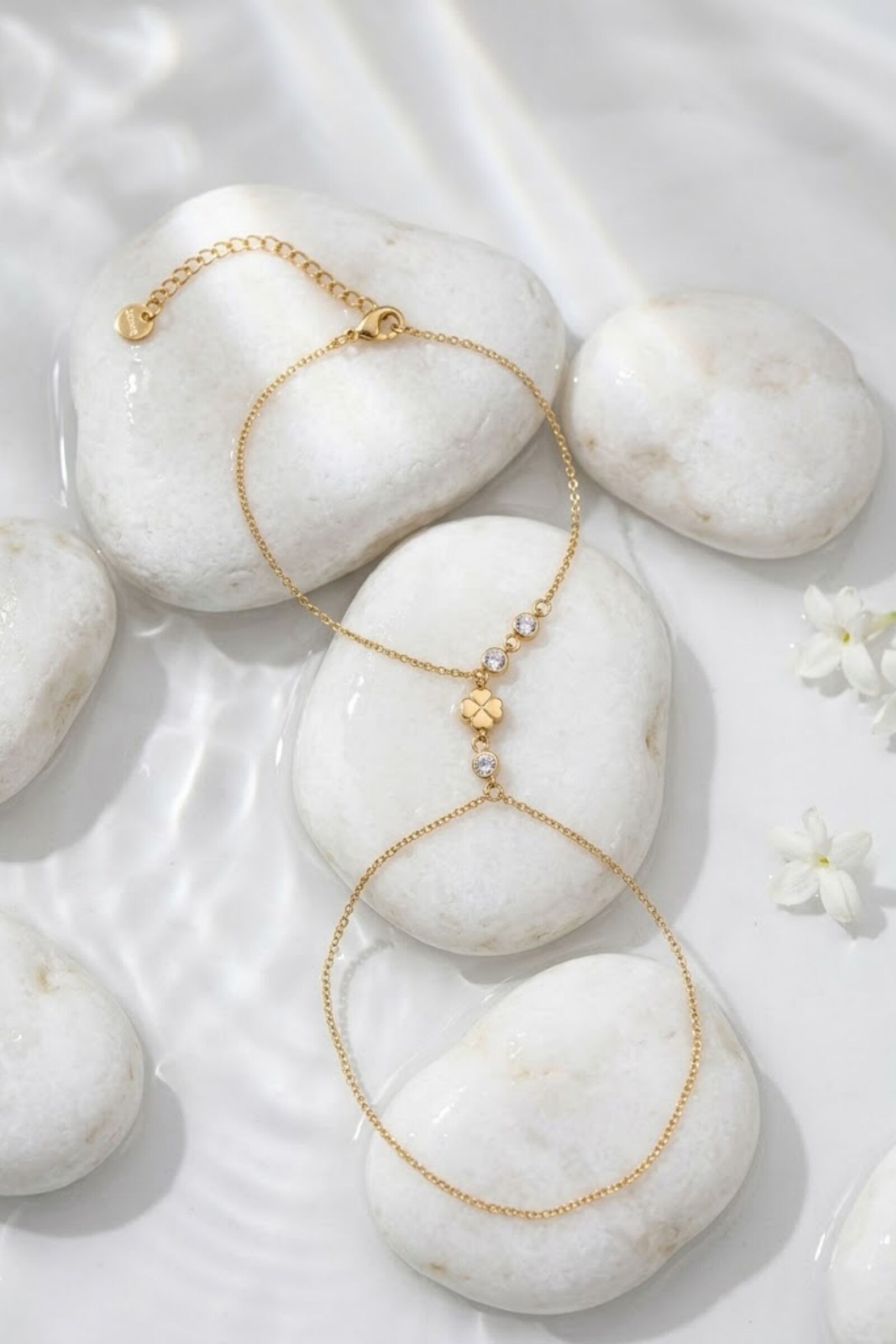 Chaîne de Main Trèfle en Acier Inoxydable – Élégance Porte-Bonheur