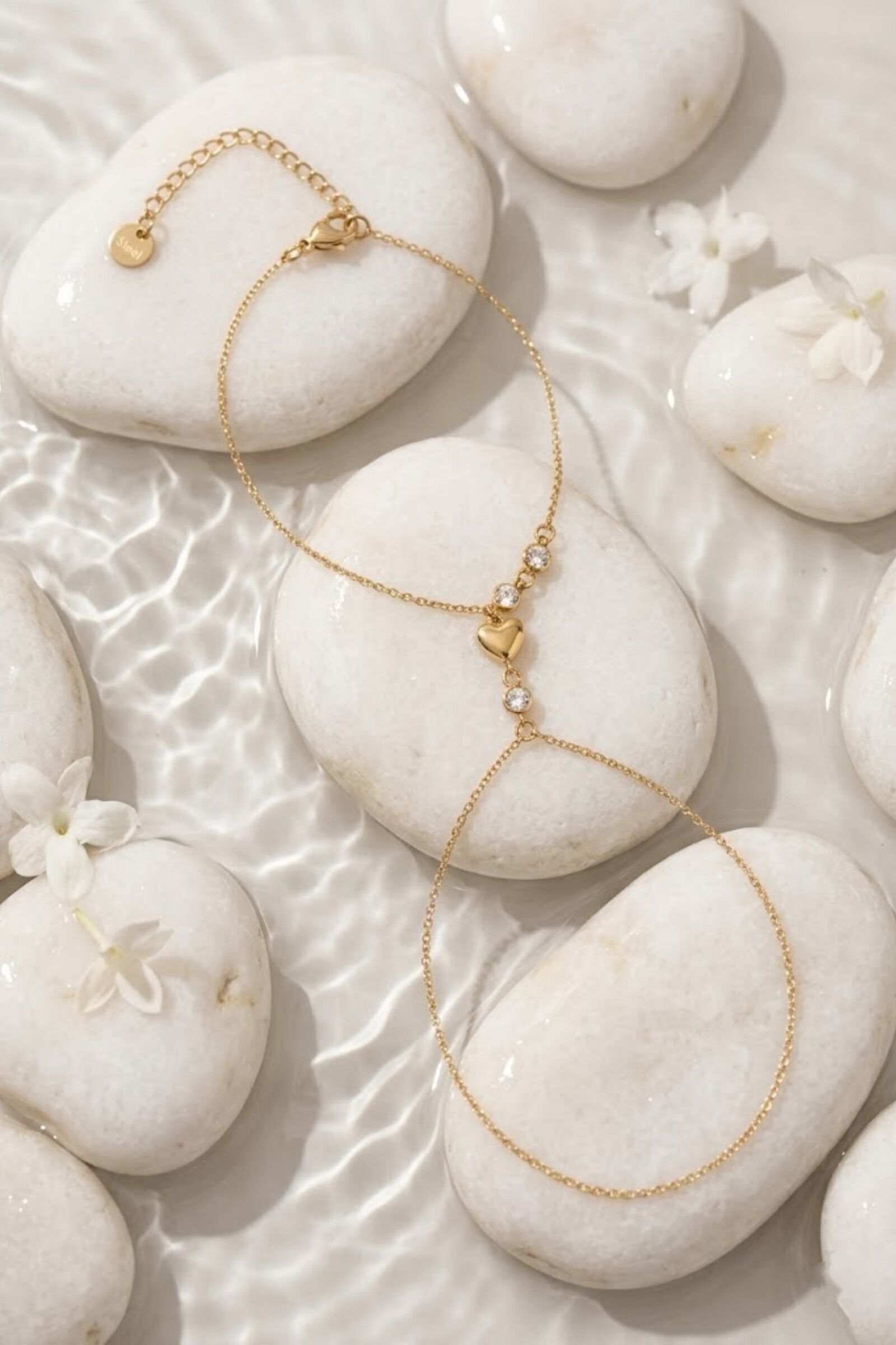 Chaîne de Main Cœur en Acier Inoxydable – Élégance Fine & Ultra Féminine