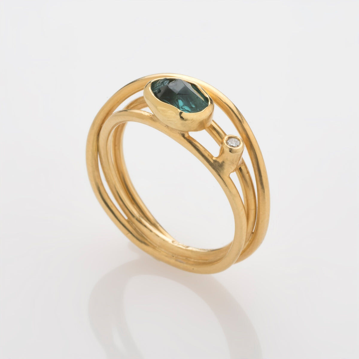 18K Gold Ring with Blue-Green Tourmaline and Diamond