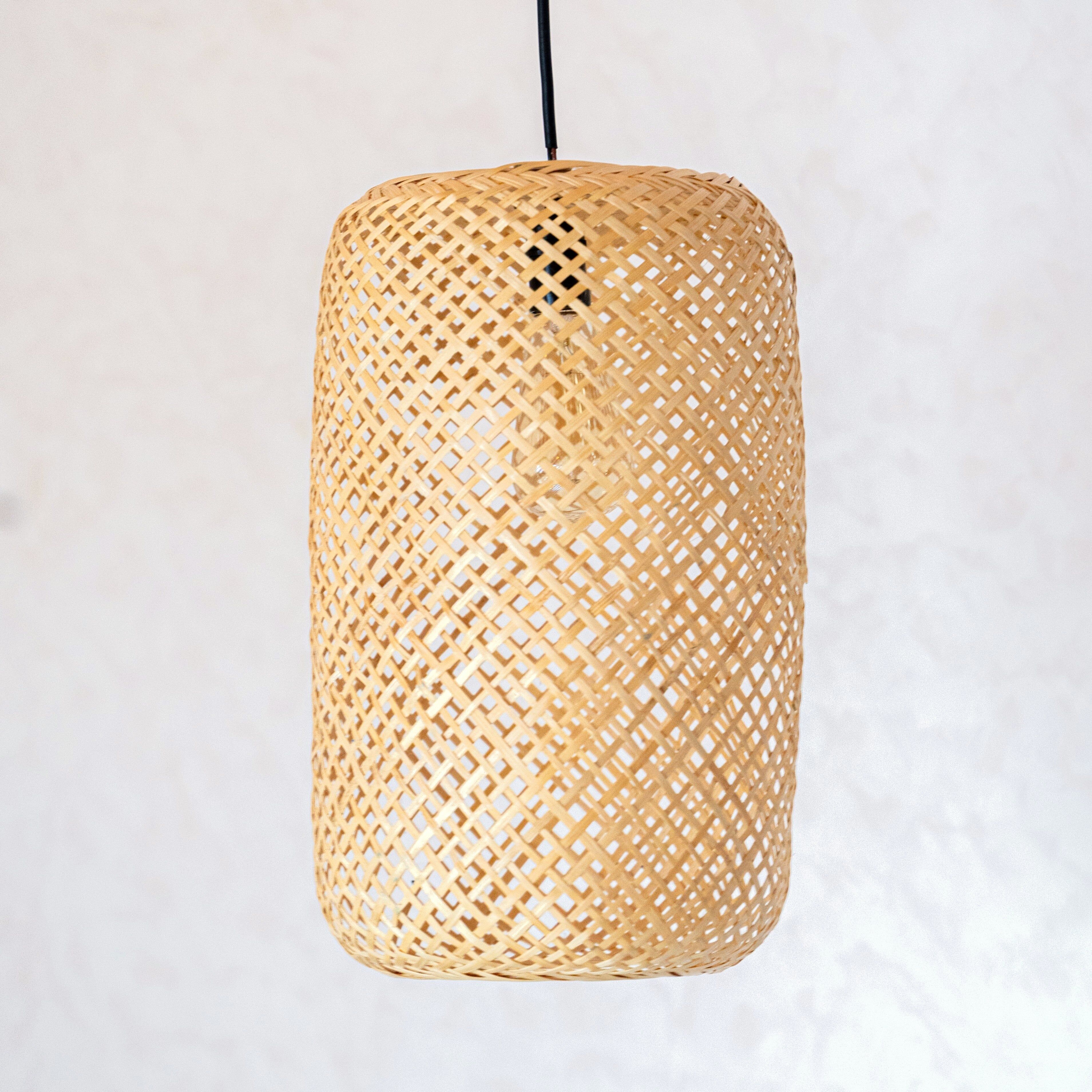 Woven bamboo lampshade – handmade pendant lamp AGUNG (Ø 22 cm)