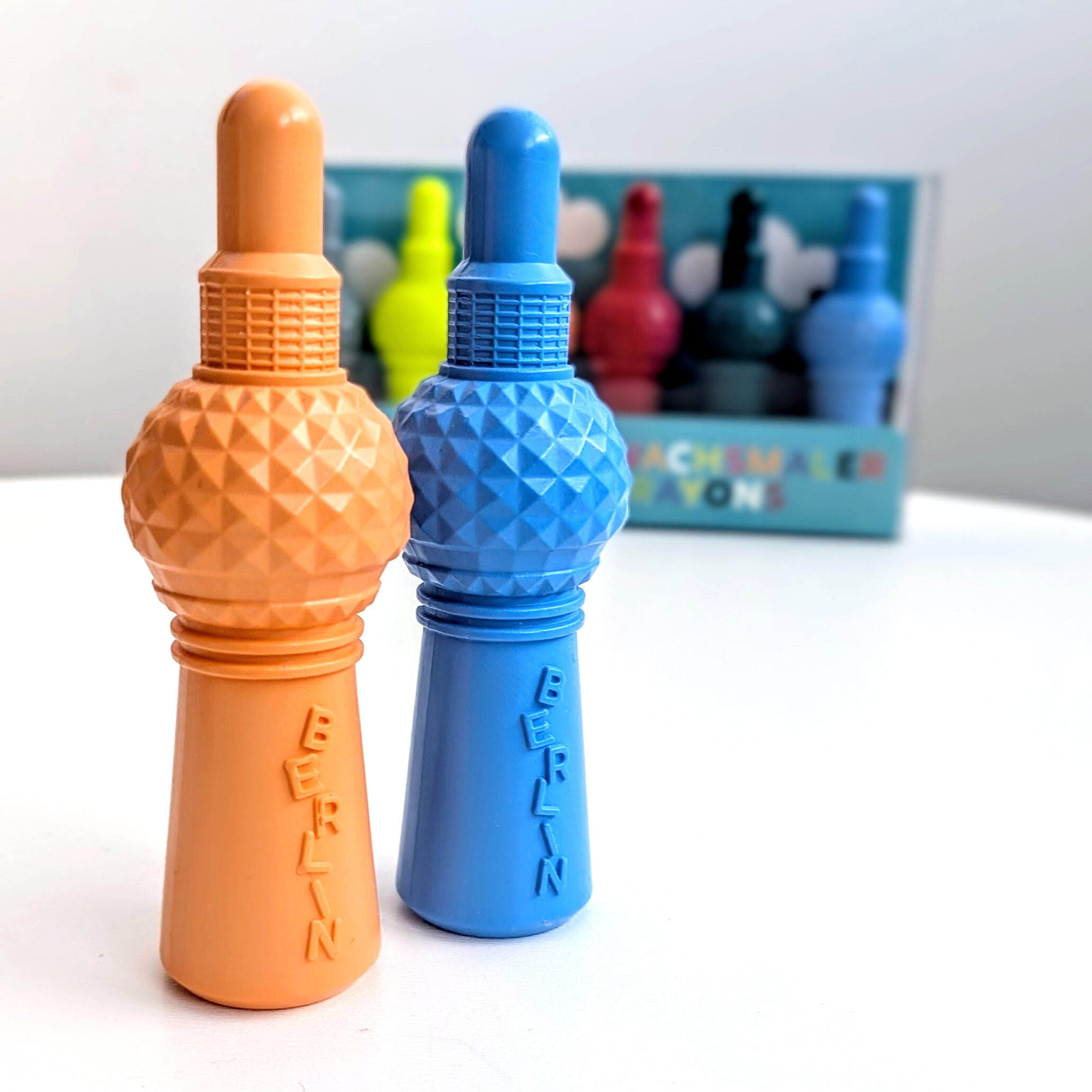 Crayones de cera de Berlín (Caja maestra de 60 sets) - La torre de televisión como un crayón de cera en un set de 6 - por Neue Freunde