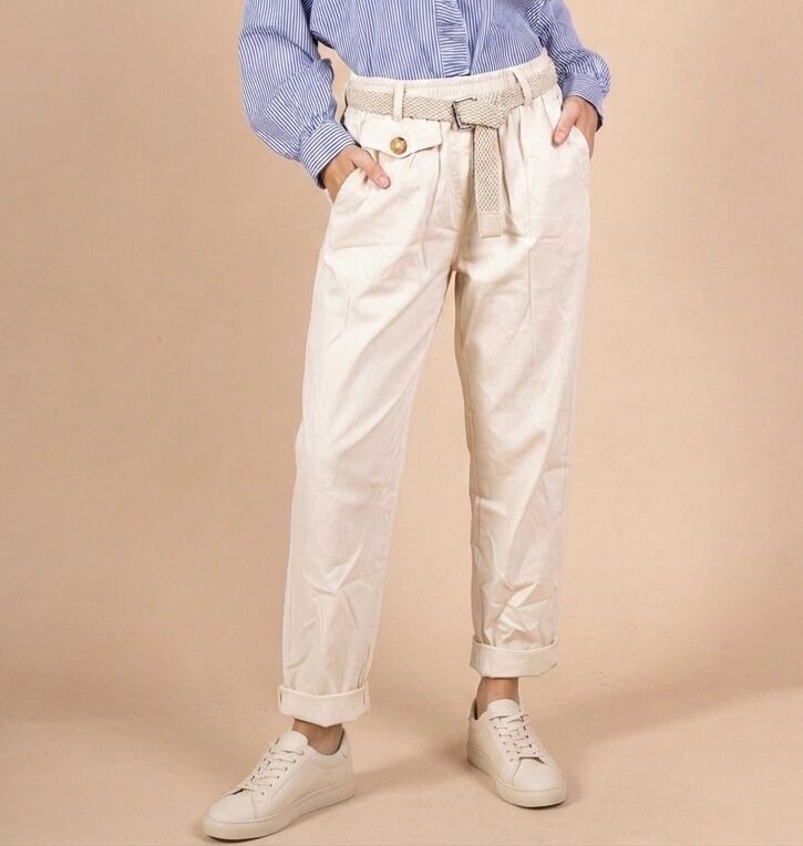 Pantalones de lyocell con cinturilla trenzada, bolsillos laterales y un falso bolsillo cargo en la parte delantera.