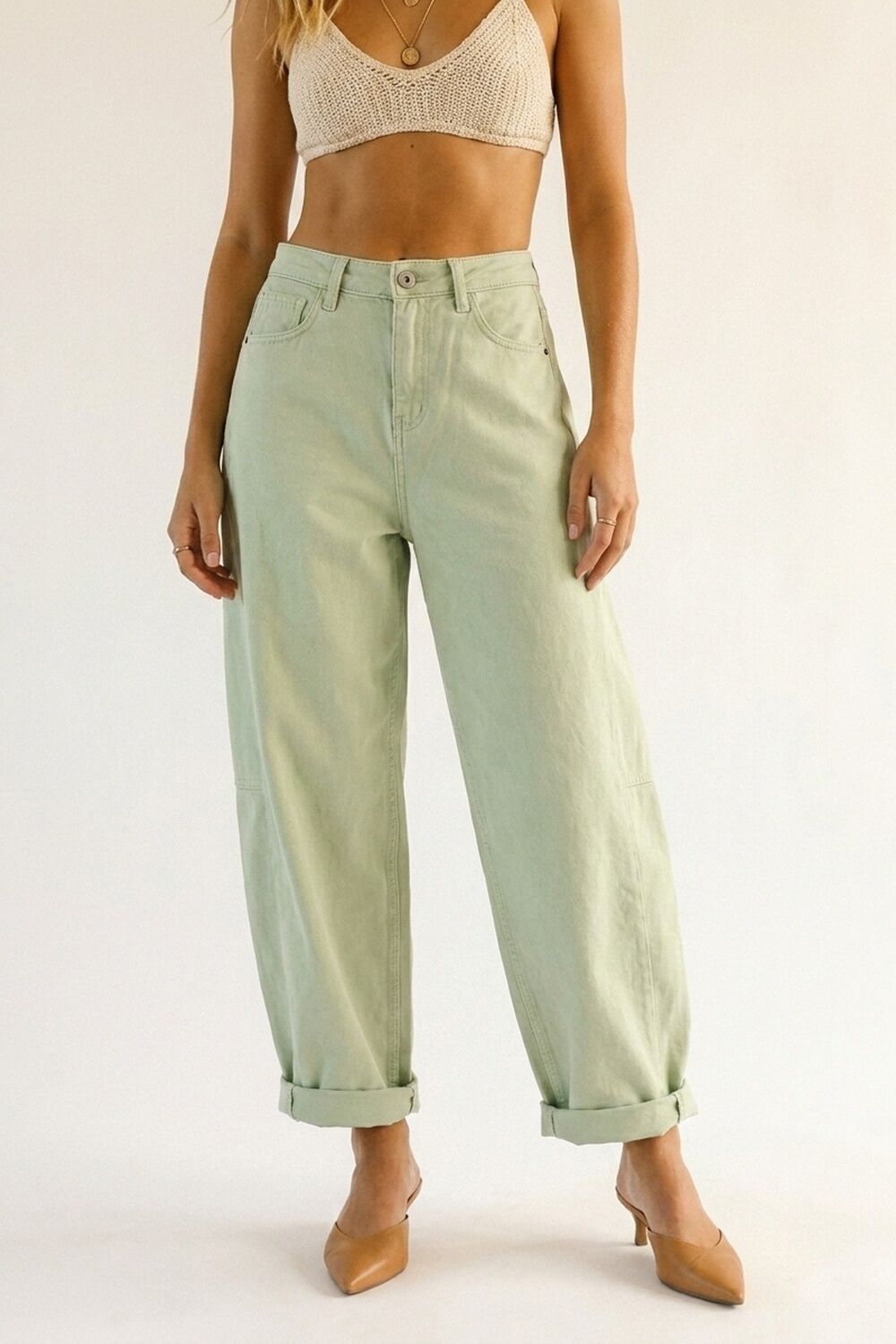 Pantalones casuales de algodón de pierna ancha color verde claro estilo barril.