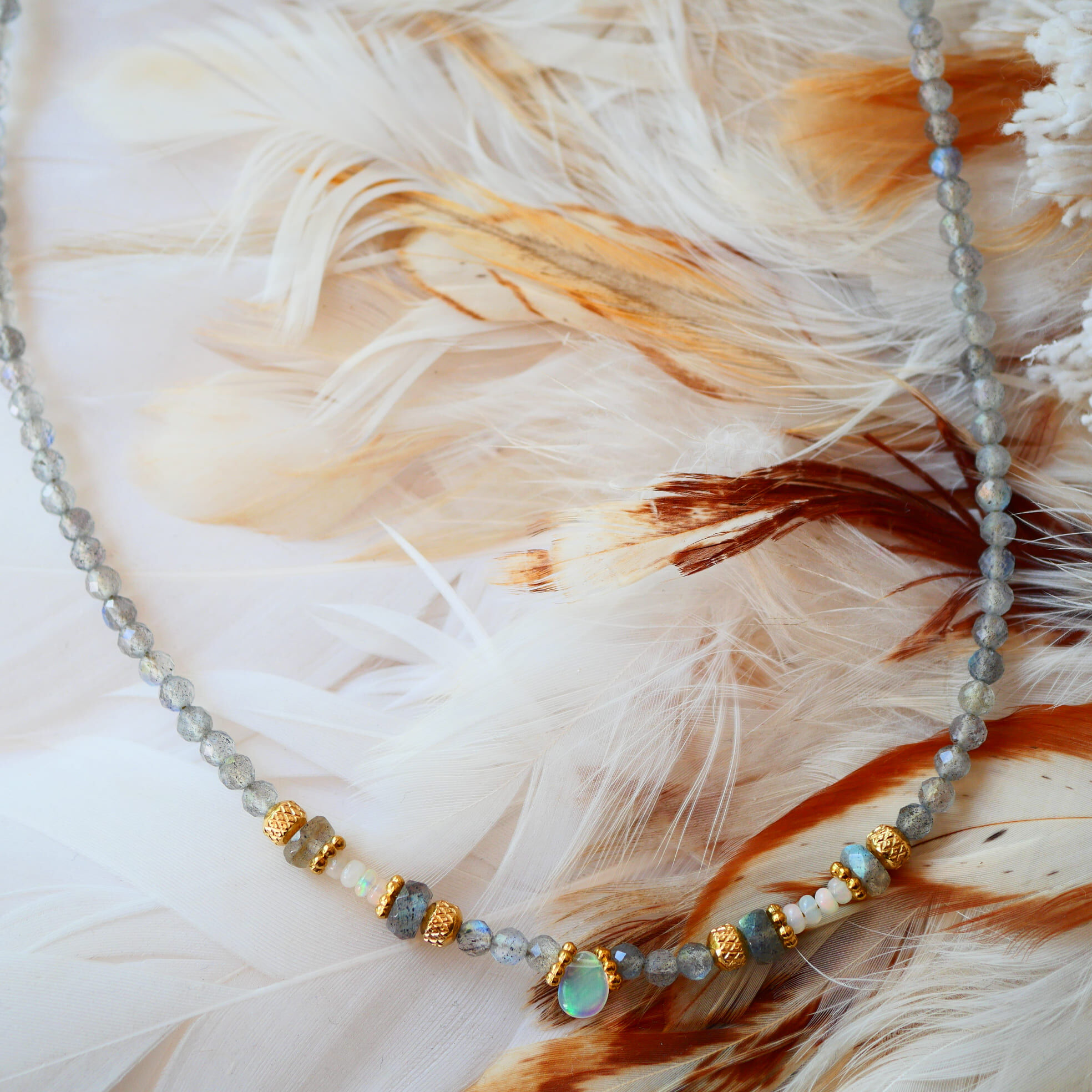 Collier Chandra — Labradorite & Opale Blanche