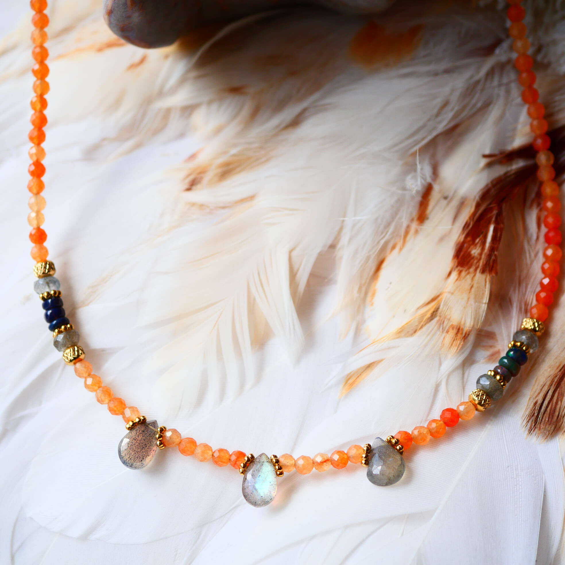 Collier Shakha — Aventurine Rouge, Labradorite & Opale Noire