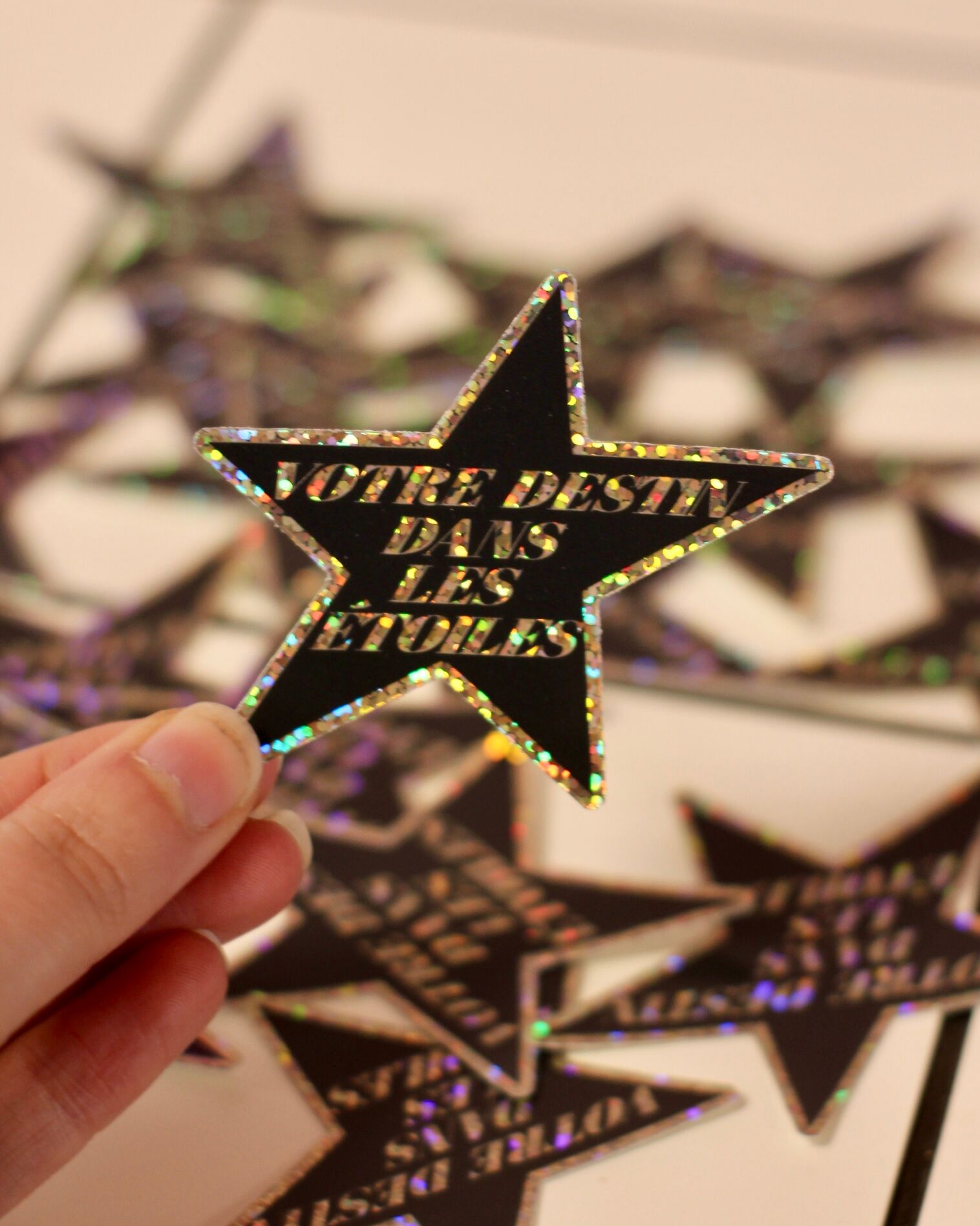 Pegatina brillante con forma de estrella y el mensaje "tu destino está en las estrellas".