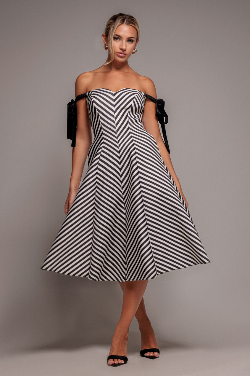 Gestreiftes, schulterfreies Maxikleid aus Satin mit Schleife am Rücken DR5080