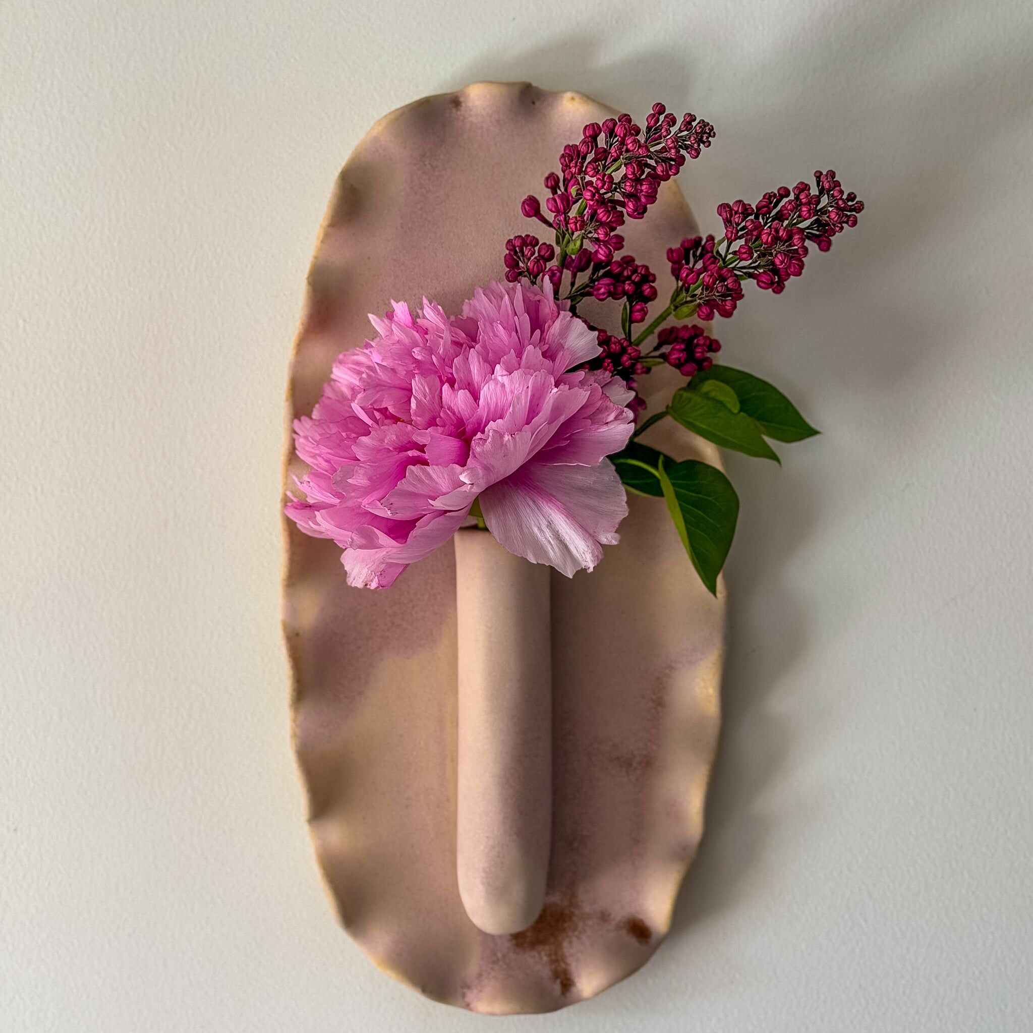 Powder pink wall-mounted soliflore