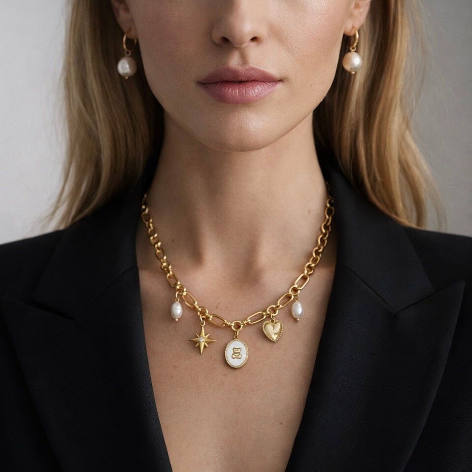 Portafortuna – Collana Charms e Perle di Fiume Oro