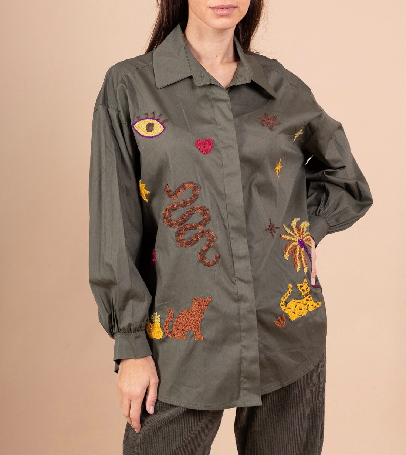 Long, loose-fitting shirt with asymmetrical hem, long sleeves, buttoned cuffs, and Savannah embroidery.