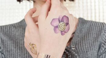 Tatouage éphémère : Fleur dorée et violette 2