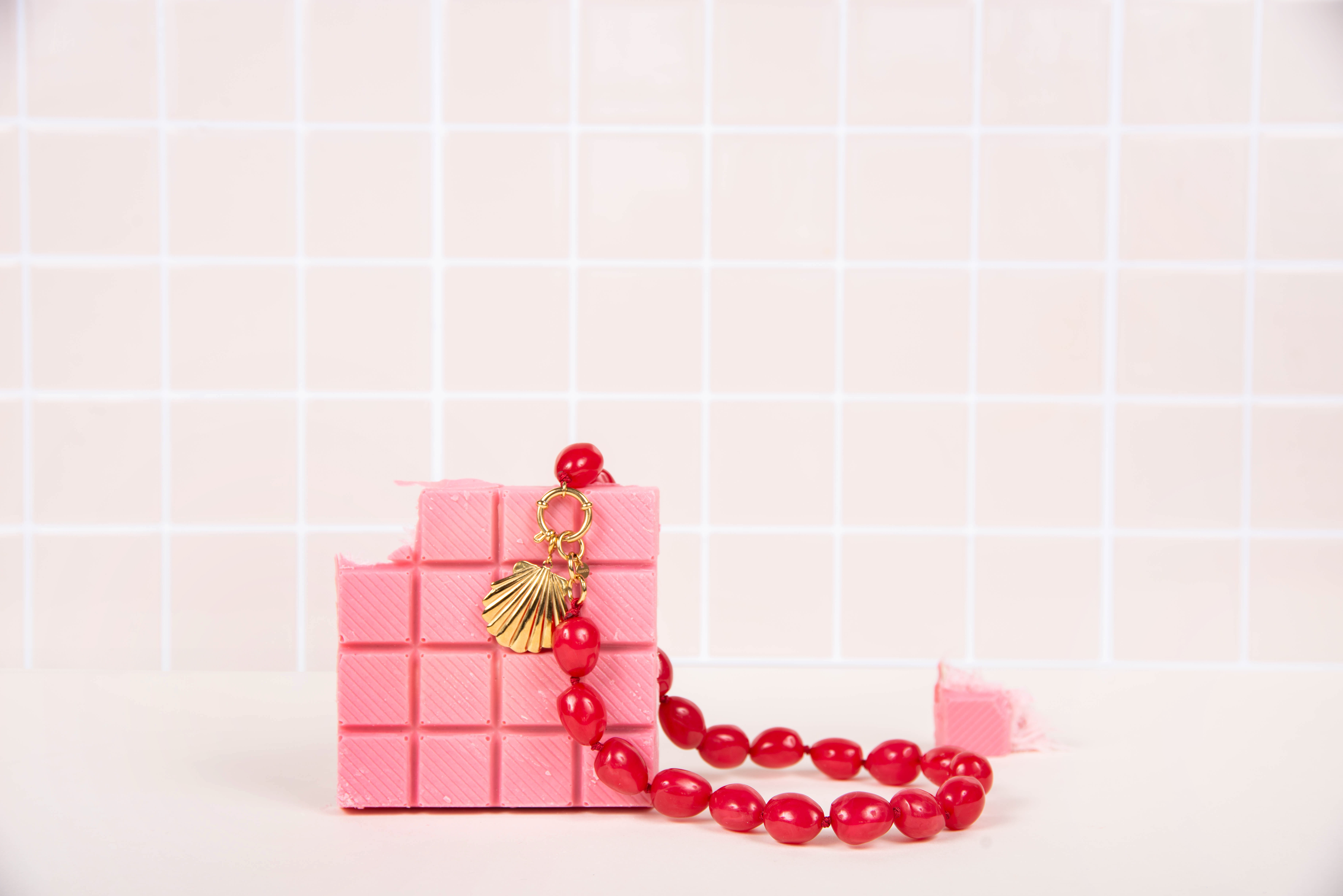 Collier résine rose - avec charms coquille St Jacques
