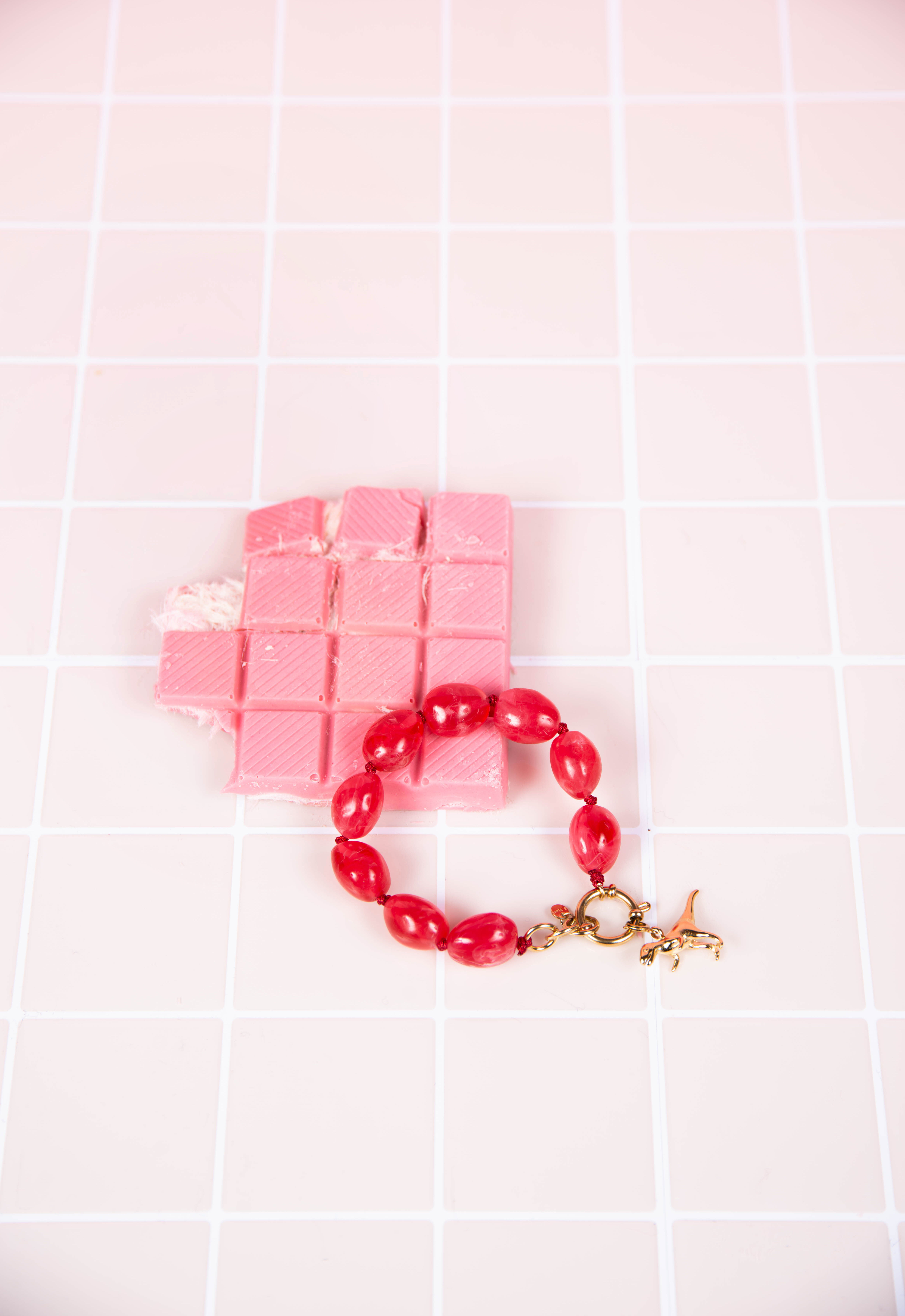 Bracelet résine rose - avec charms dinosaure