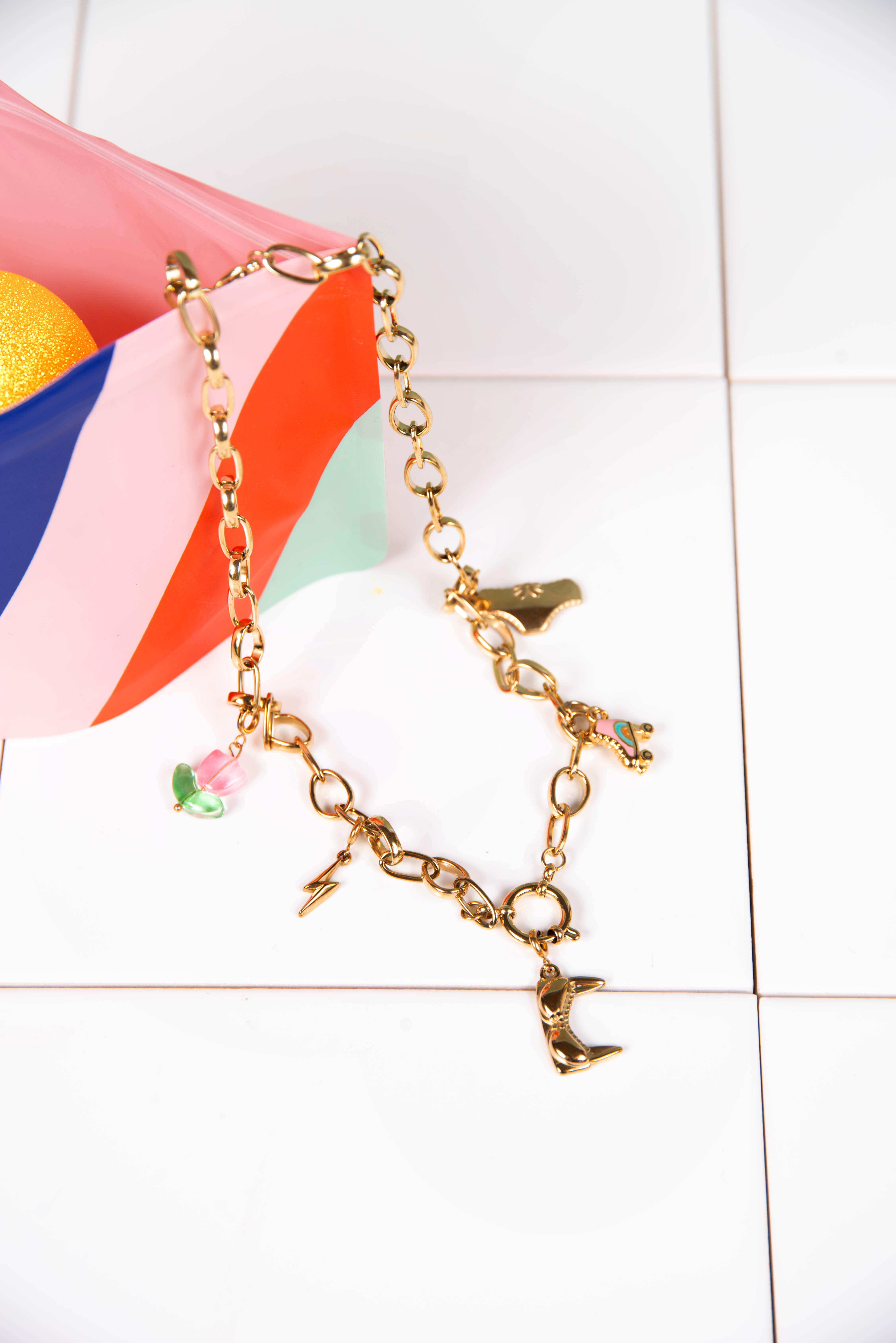 Collier en acier inoxydable avec 5 charms.