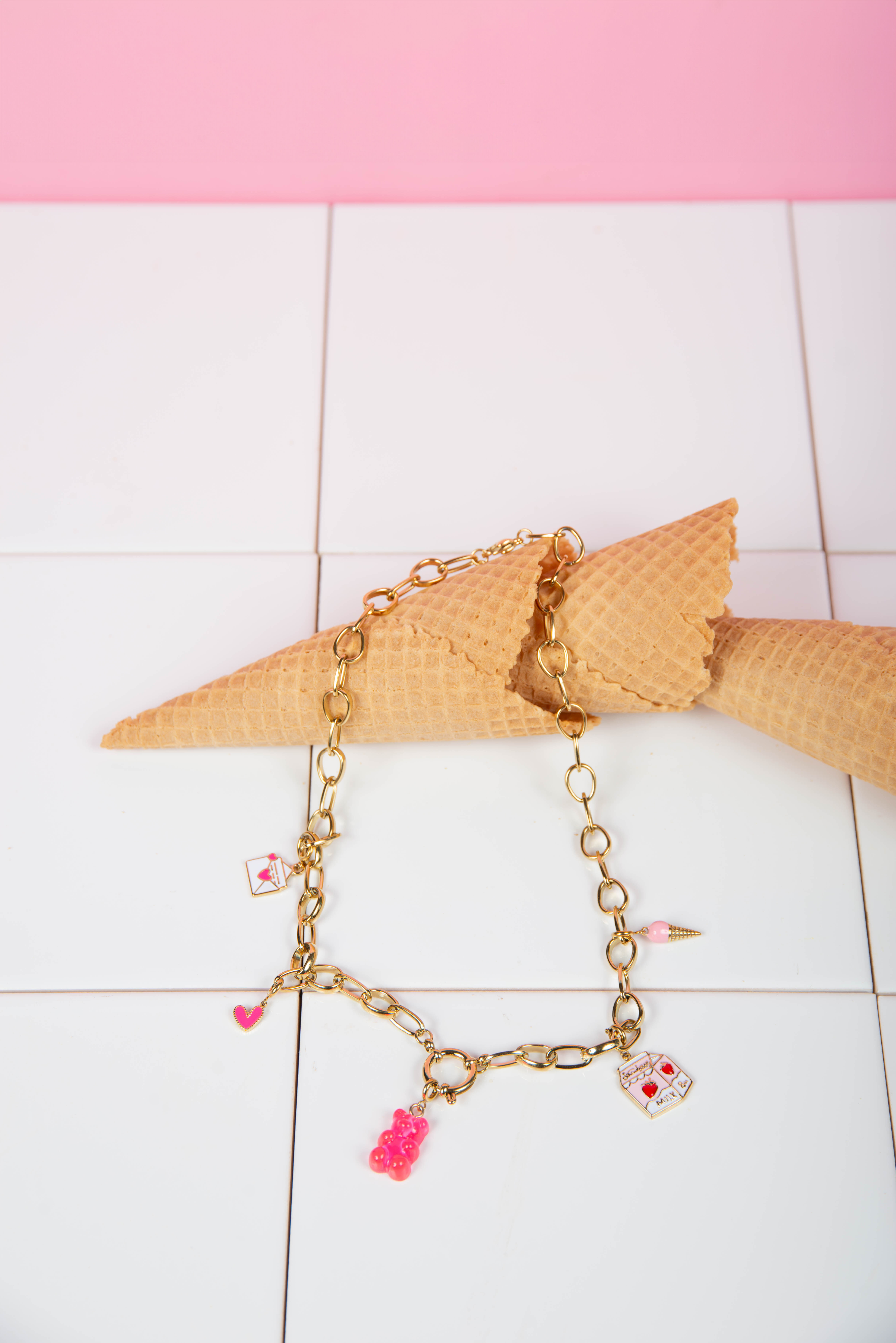 Collier en acier inoxydable avec 5 charms.