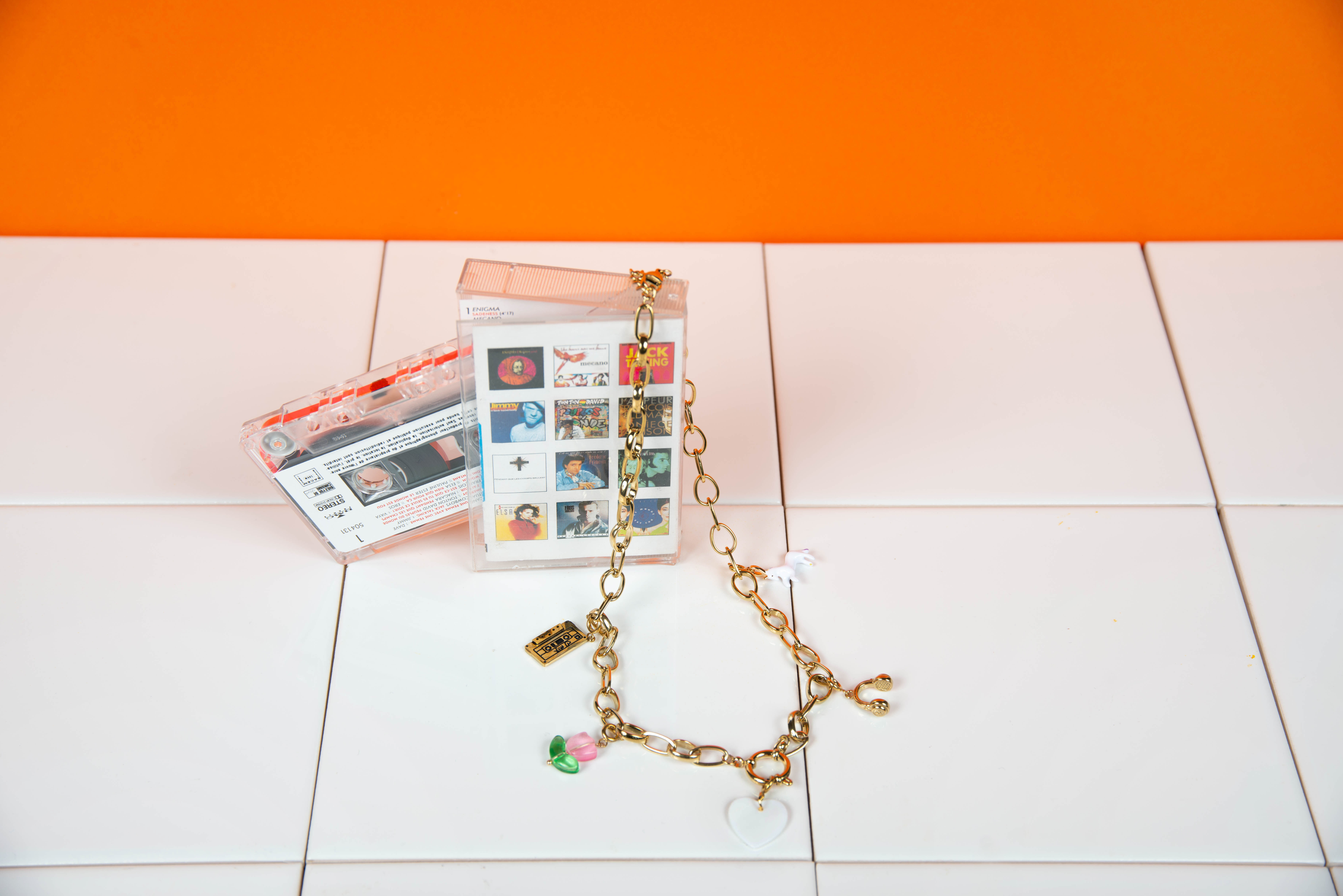 Collier en acier inoxydable avec 5 charms.