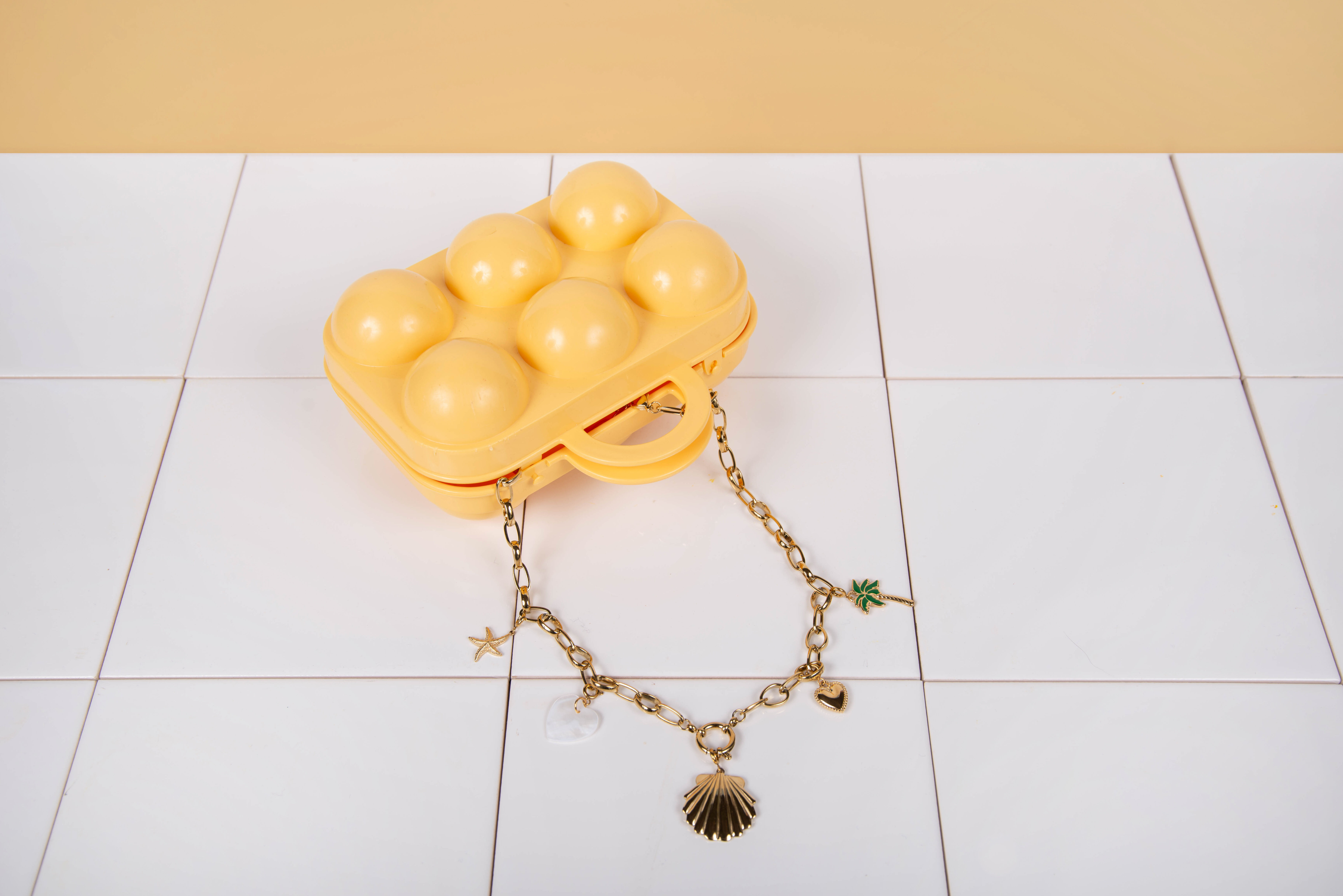 Collier en acier inoxydable avec 5 charms.