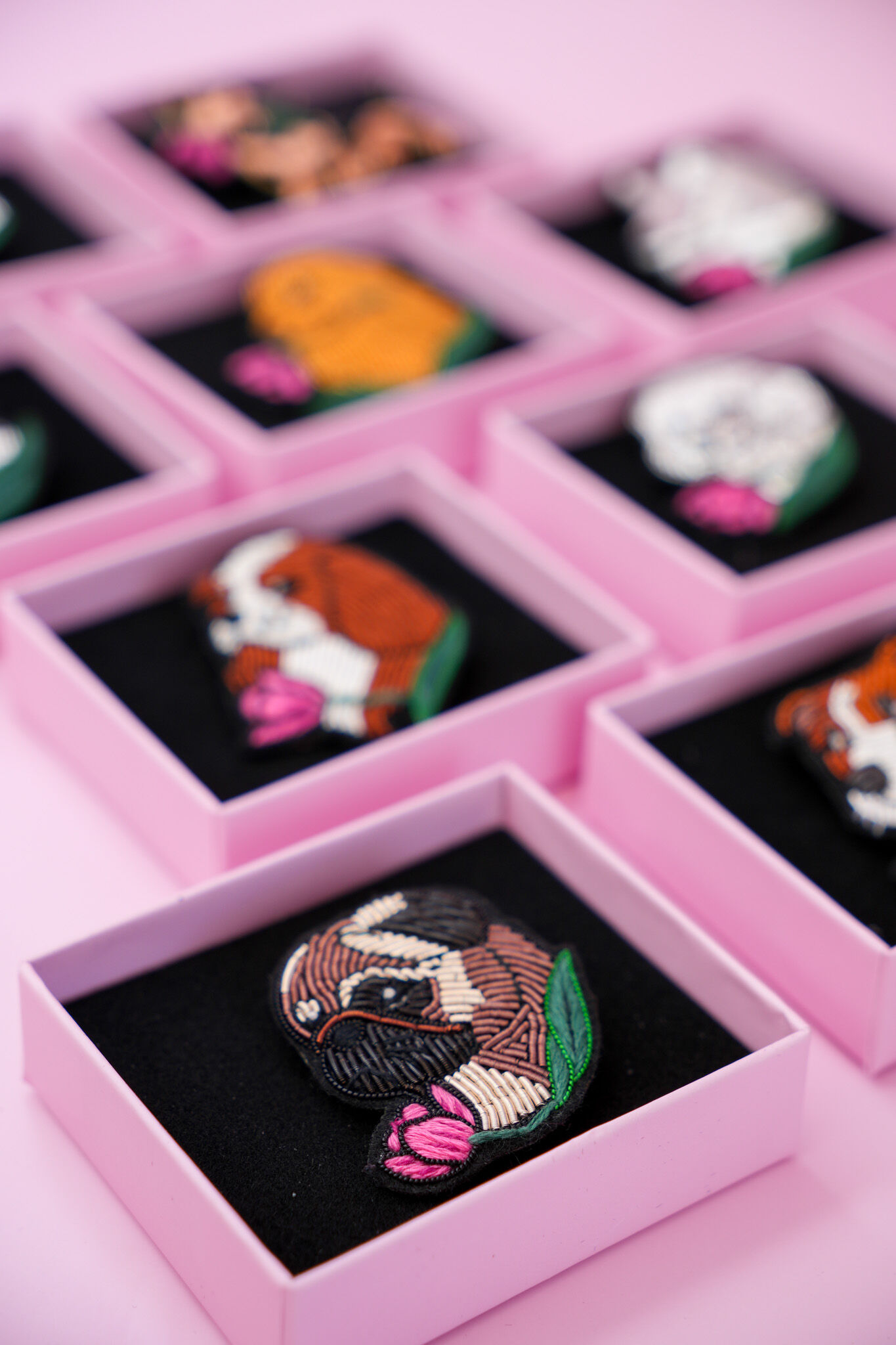 Lot complet – Collection 19 Broches Chiens