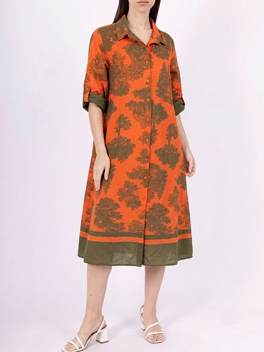 Straight midi shirt dress with 3/4 sleeves featuring buttoned tabs, 2 side pockets, and a "Toile de Jouy" style floral print.