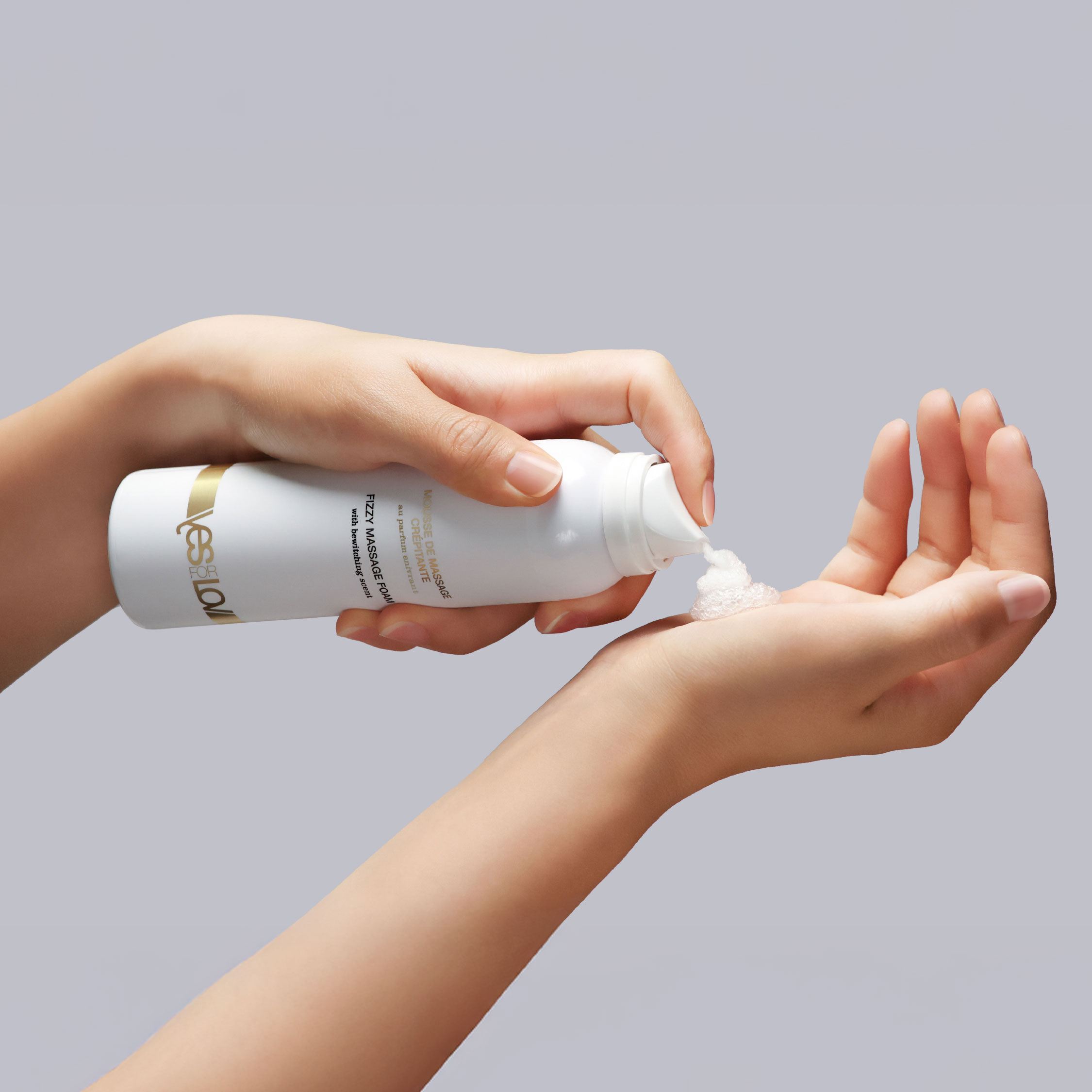 Crackling massage foam with an intoxicating fragrance