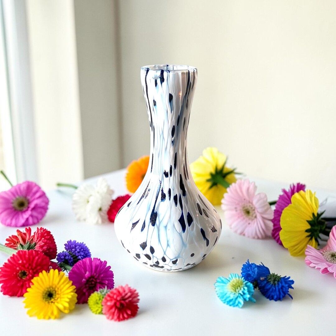 1 Jarrón de cristal azul Avventurina, soplado a mano y elaborado con Murano Murrine, línea “I Colori di Murano”, Hecho en Italia, h. 19 cm.